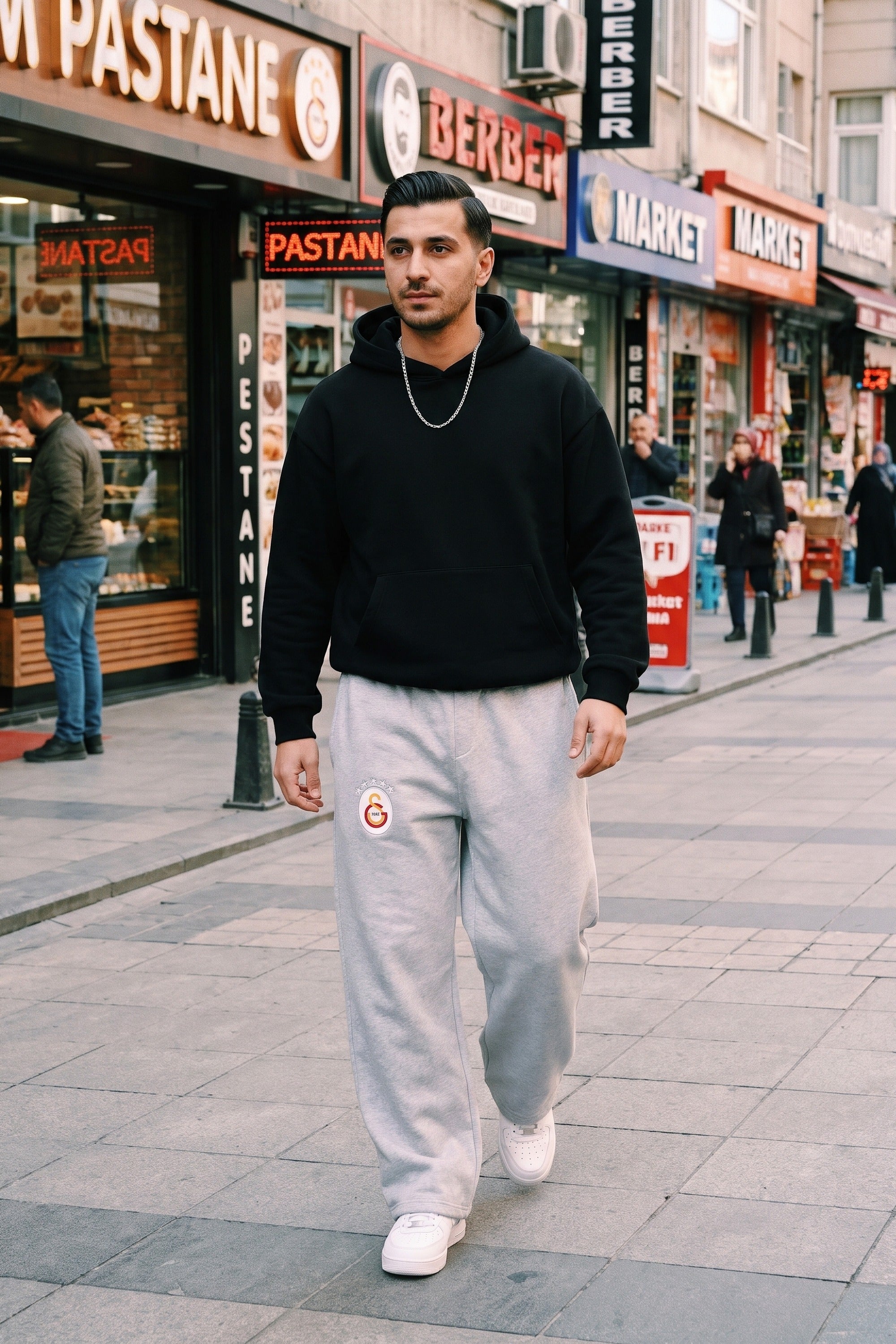 Galatasaray Oversized Jogger in Schwarz – getragen im Studio