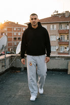Galatasaray Oversized Jogger in Deep Navy – getragen im Studio