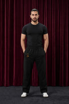 Galatasaray Oversized Jogger in Schwarz – getragen im Studio