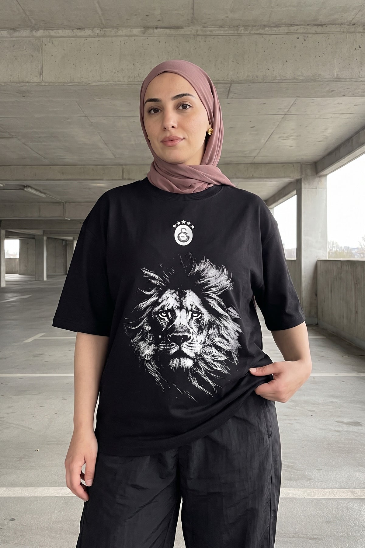 REALSTIL Galatasaray Oversized T-Shirt Black – Model Damen