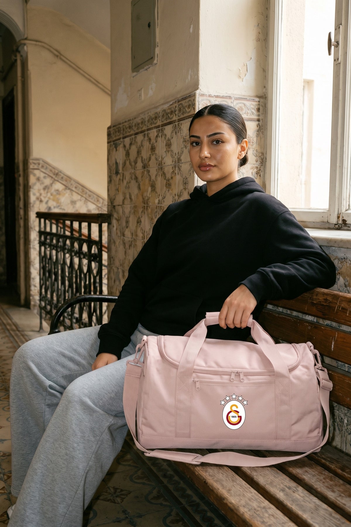 Galatasaray Sporttasche in Fresh Pink – Model-Foto