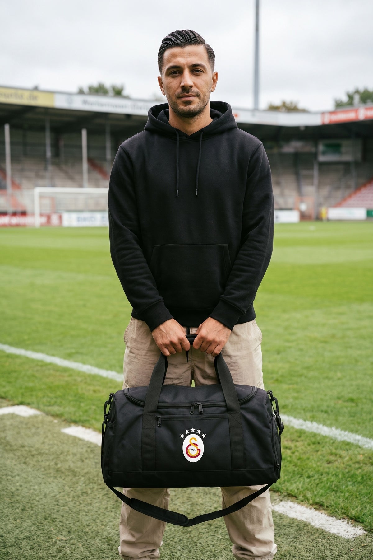 Galatasaray Sporttasche in Schwarz – Model-Foto
