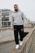 Göktürk Jogger in Schwarz – getragen im Studio