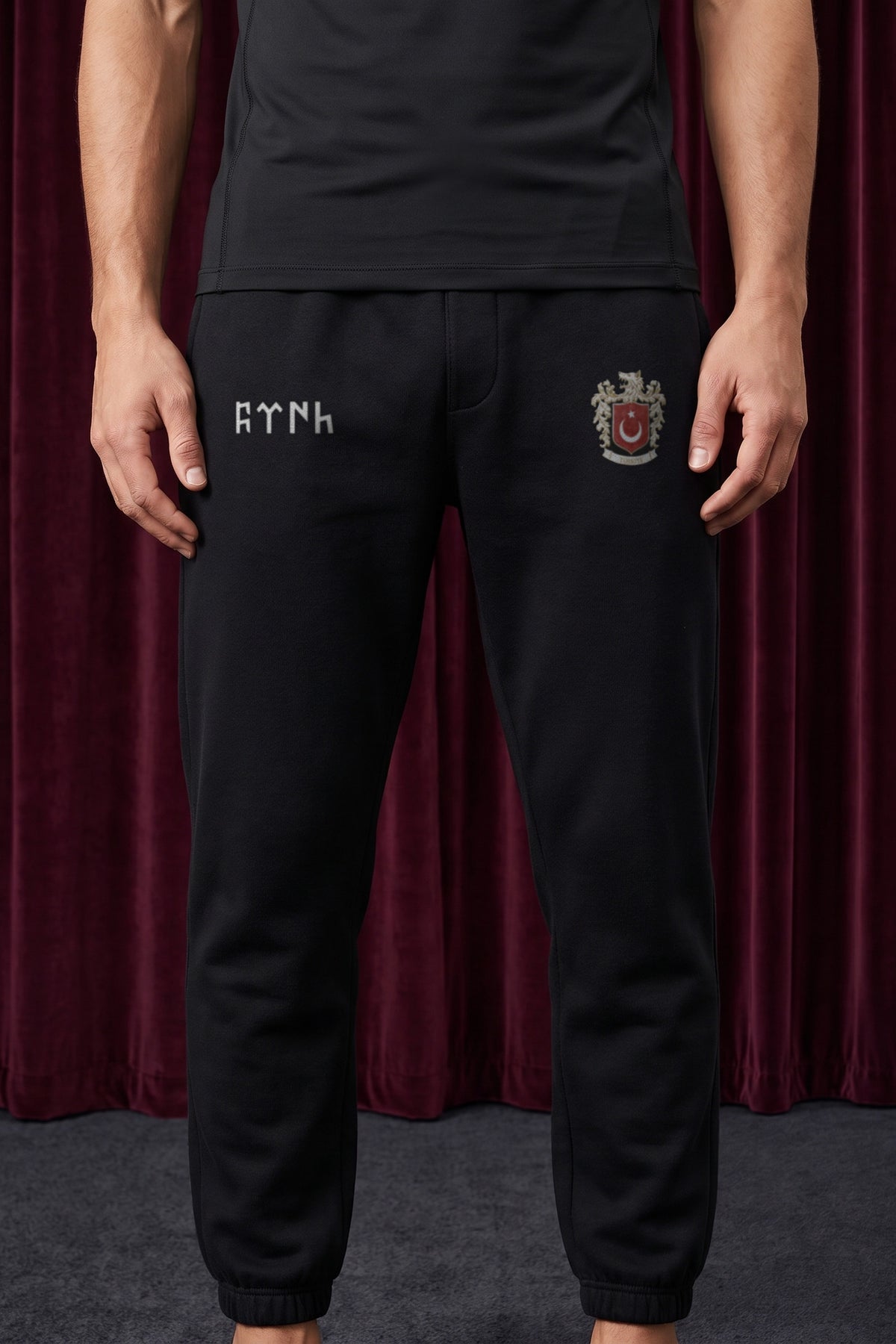 Göktürk Jogger in Schwarz – Nahaufnahme des Prints