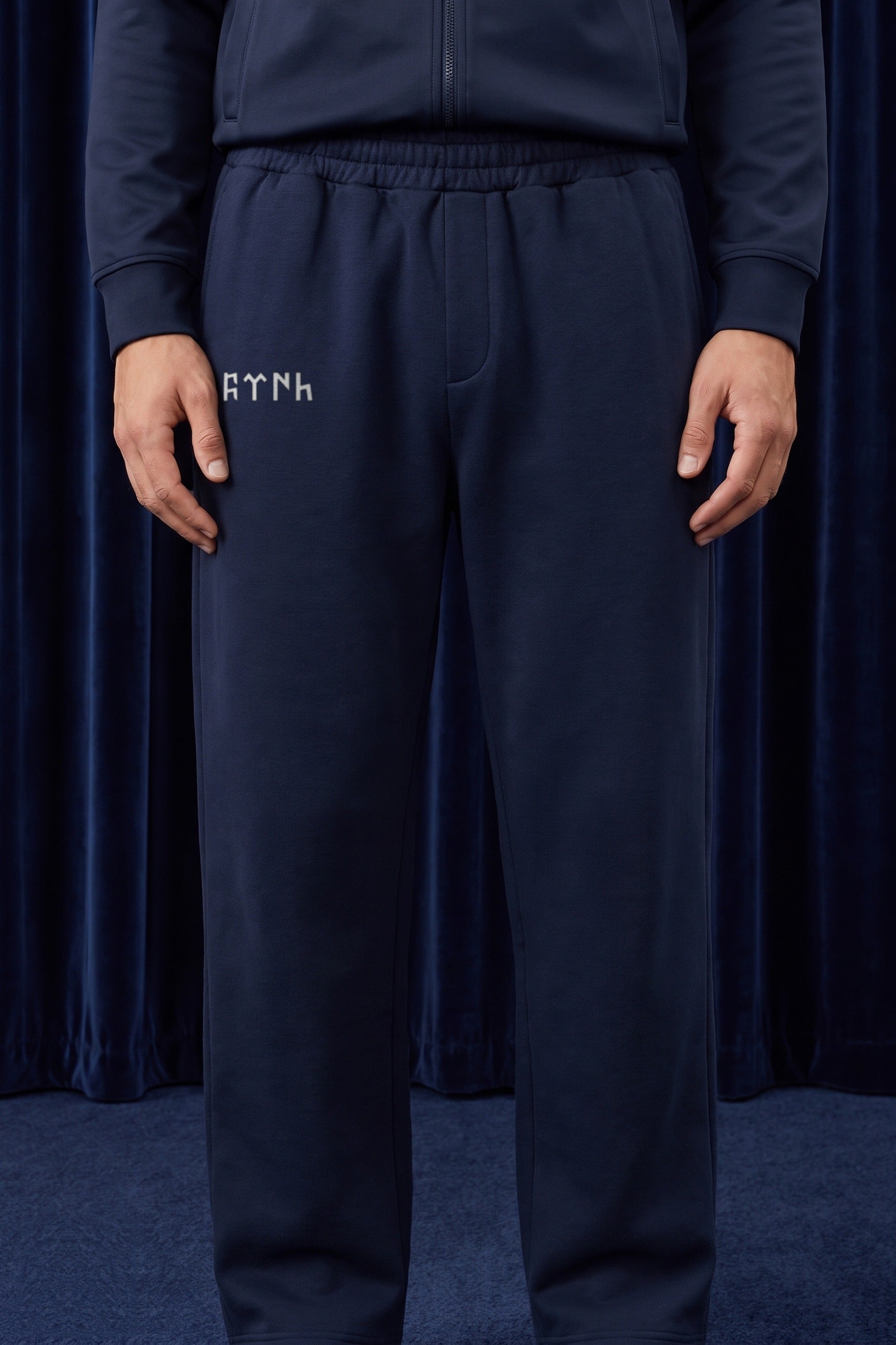 Göktürk Oversized Jogger in Deep Navy – Nahaufnahme des Prints