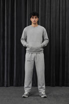 Göktürk Oversized Jogger in Heather Grey – getragen im Studio