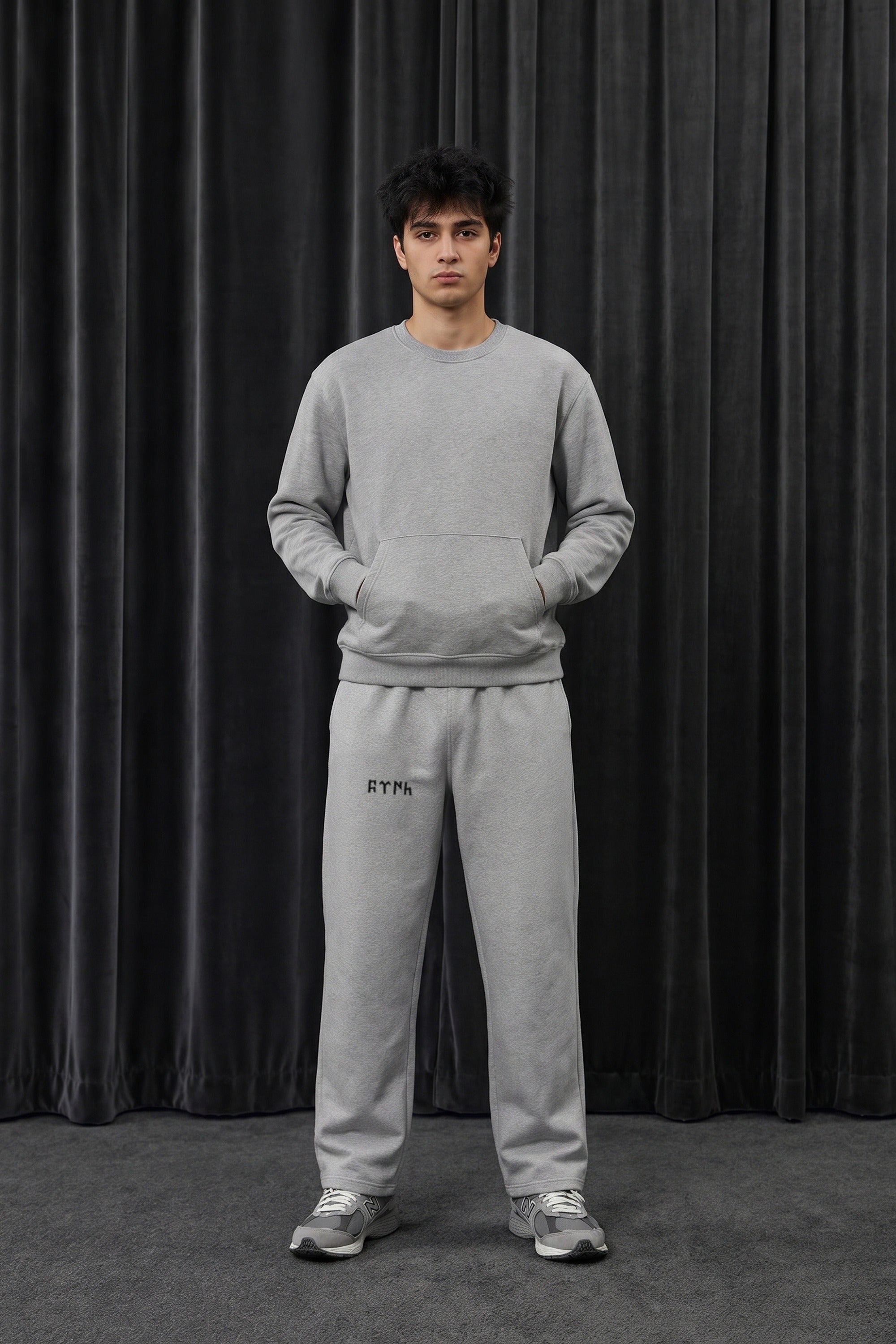 Göktürk Oversized Jogger in Heather Grey – getragen im Studio