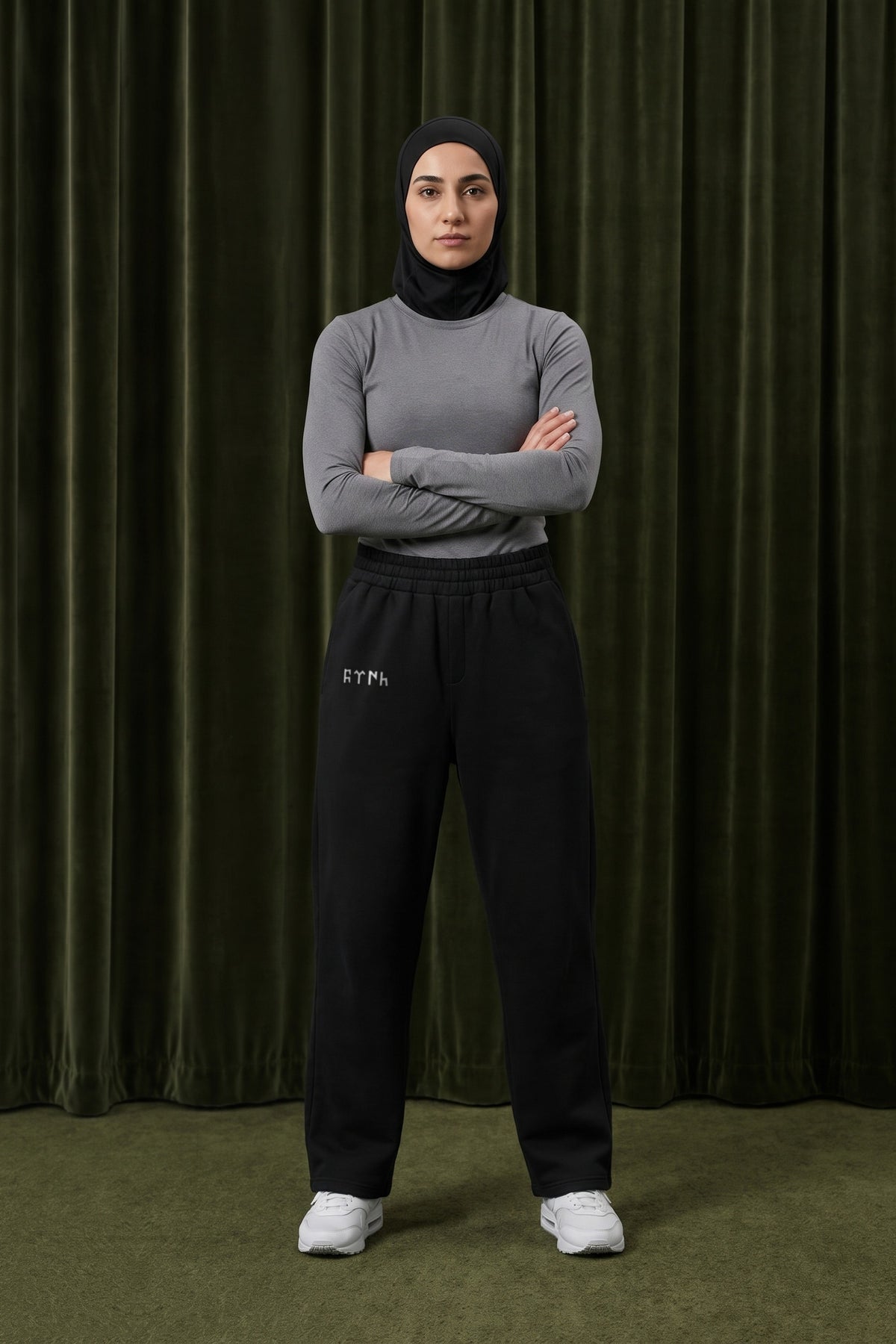 Göktürk Oversized Jogger in Schwarz – getragen im Studio