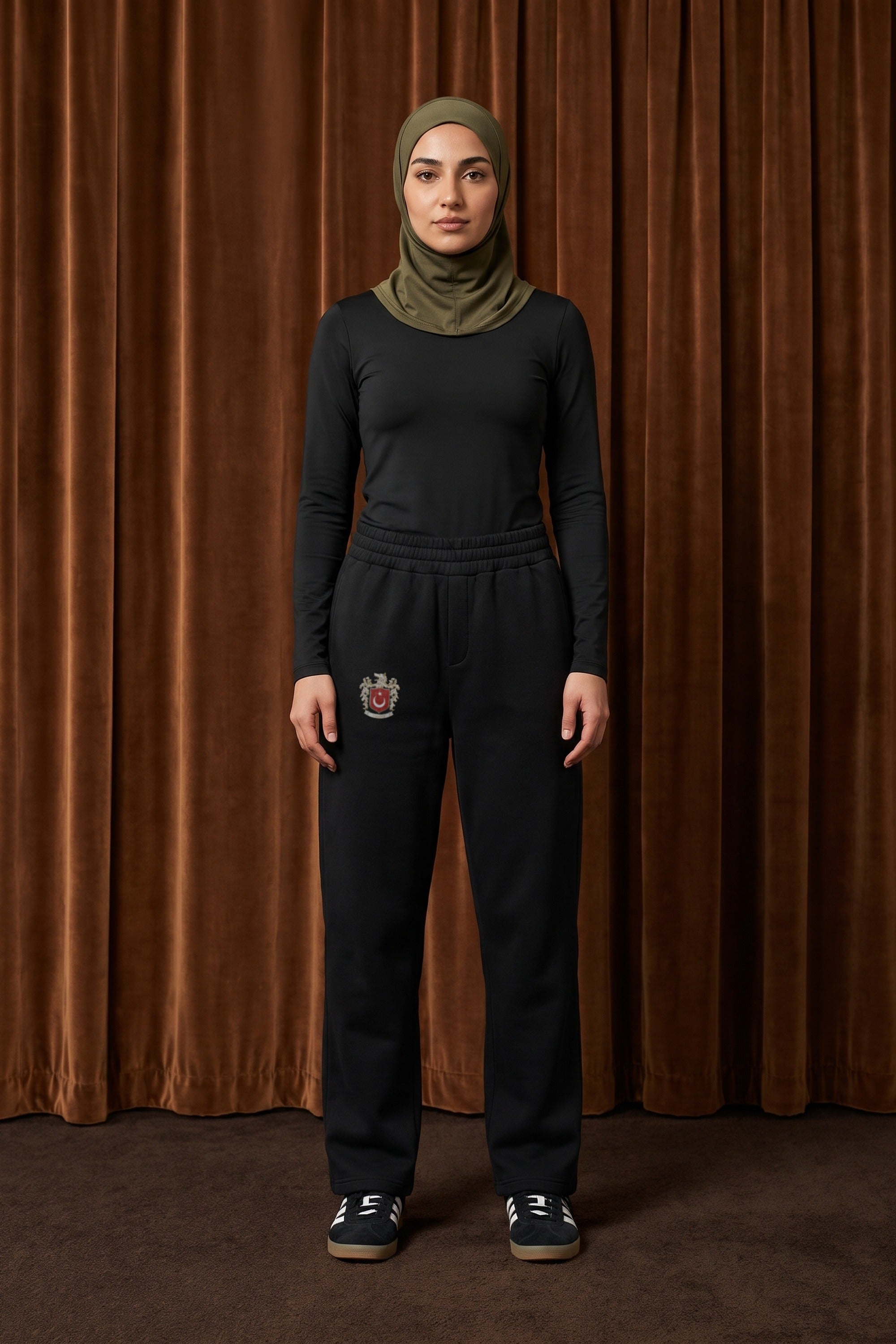 Göktürk Oversized Jogger in Schwarz – getragen im Studio