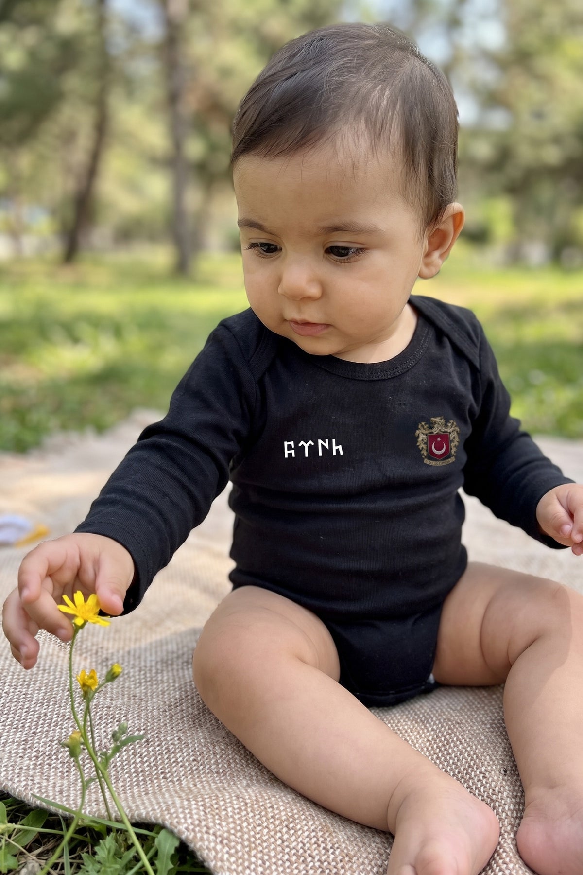 Göktürk Bio-Babybody Langarm – Baby trägt den Body