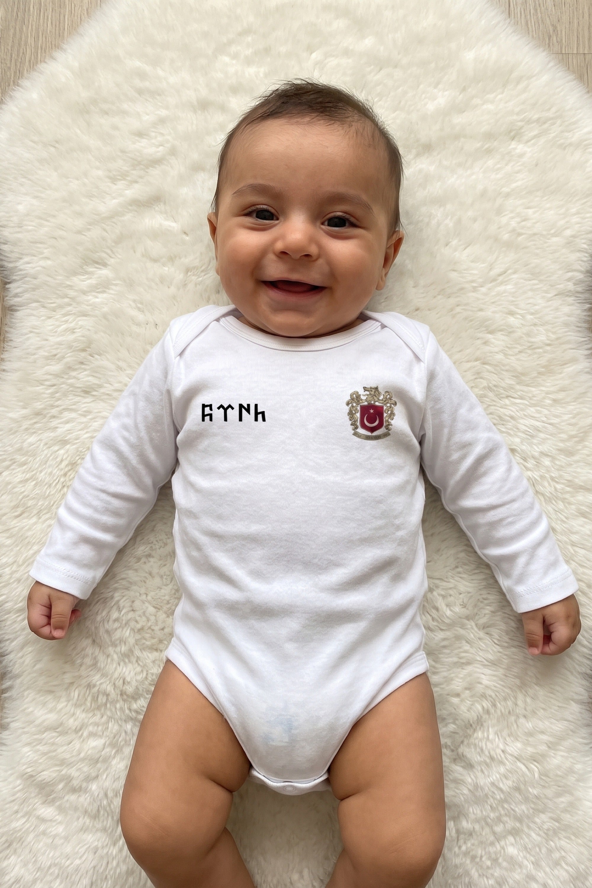 Göktürk Bio-Babybody Langarm – Baby trägt den Body