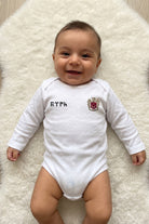 Göktürk Bio-Babybody Langarm – Baby trägt den Body