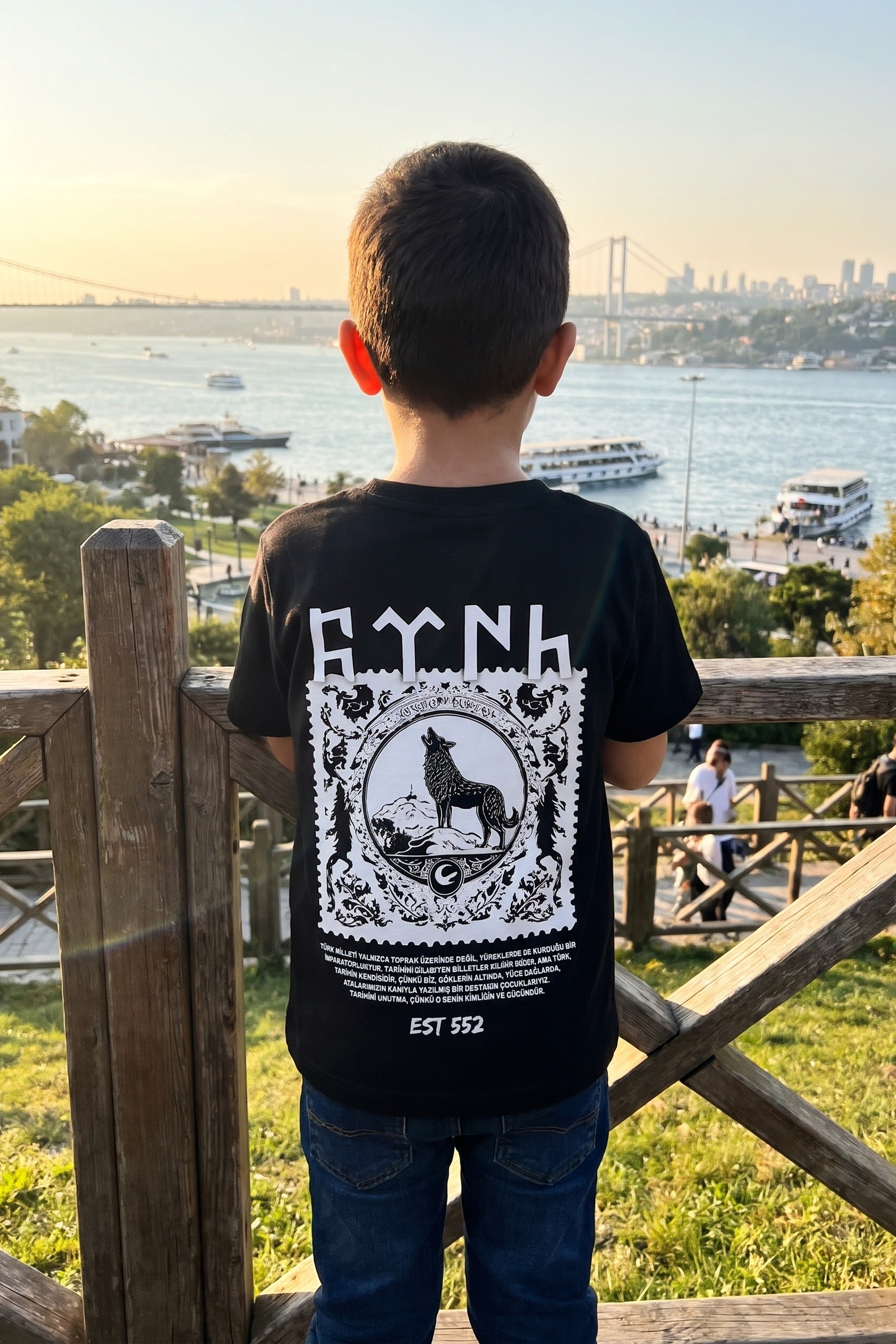 Göktürk Kids T-Shirt – Kind trägt das Shirt, Rückenprint