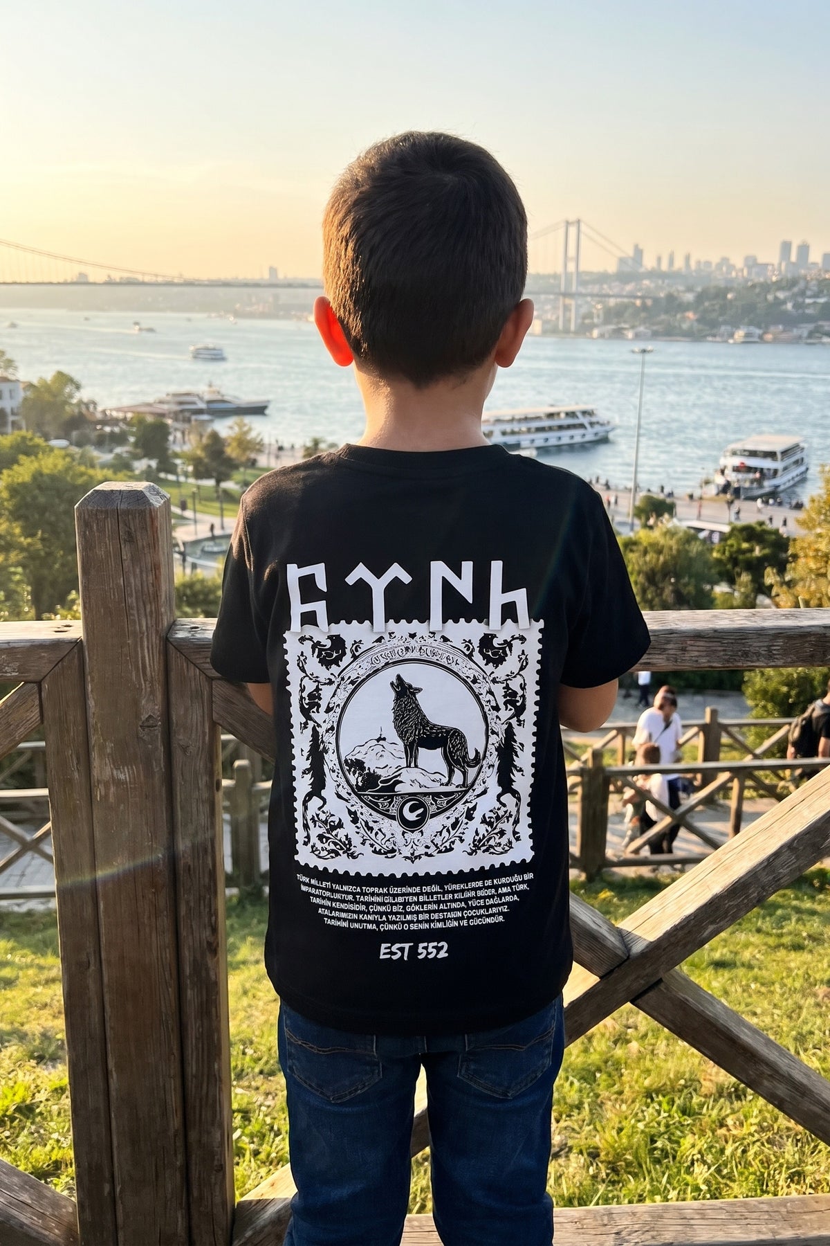 Göktürk Kids T-Shirt – Kind trägt das Shirt, Rückenprint