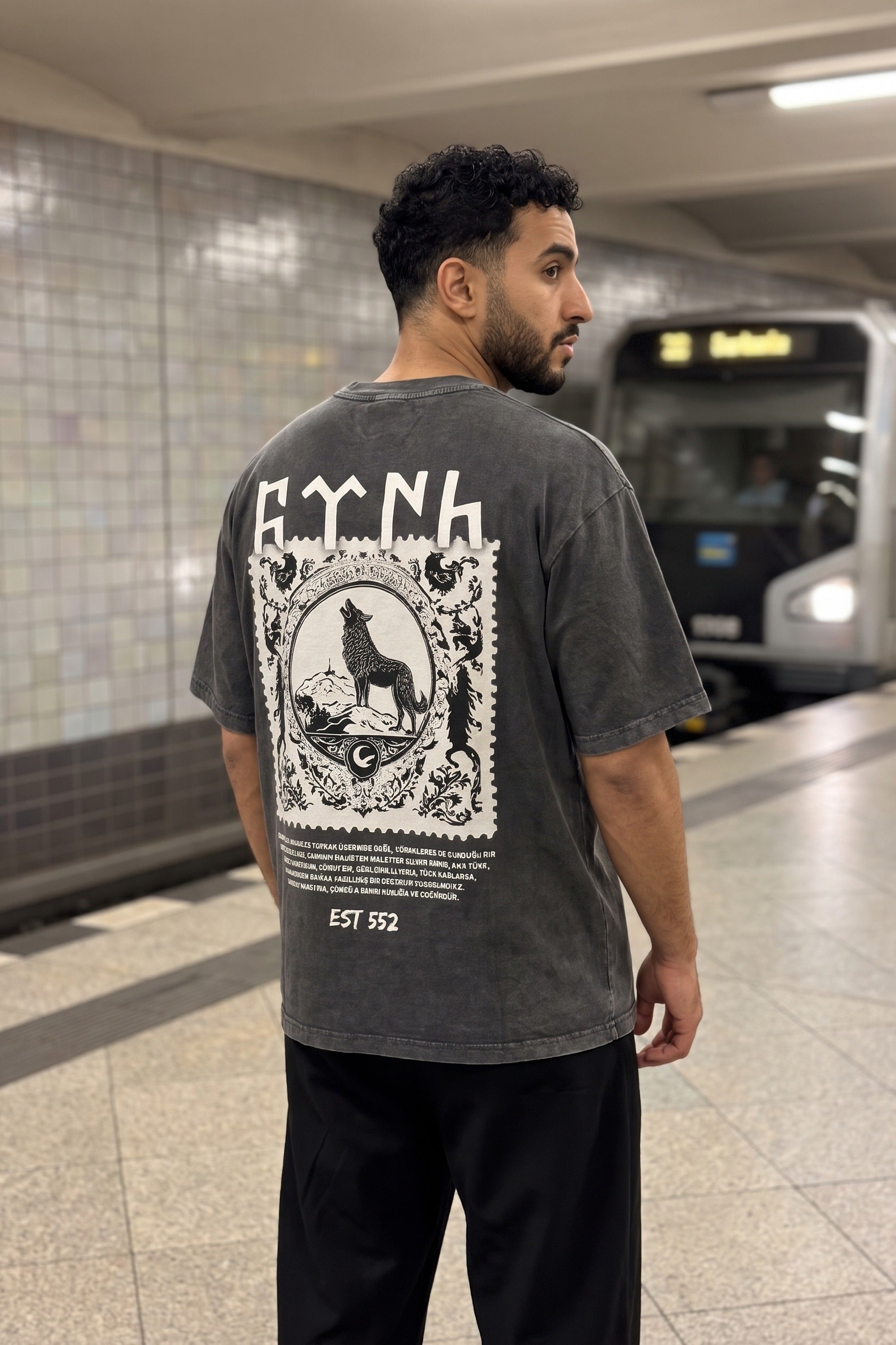 Göktürk Kut Washed T-Shirt in Washed Black – Model-Foto Herren, Rückenprint