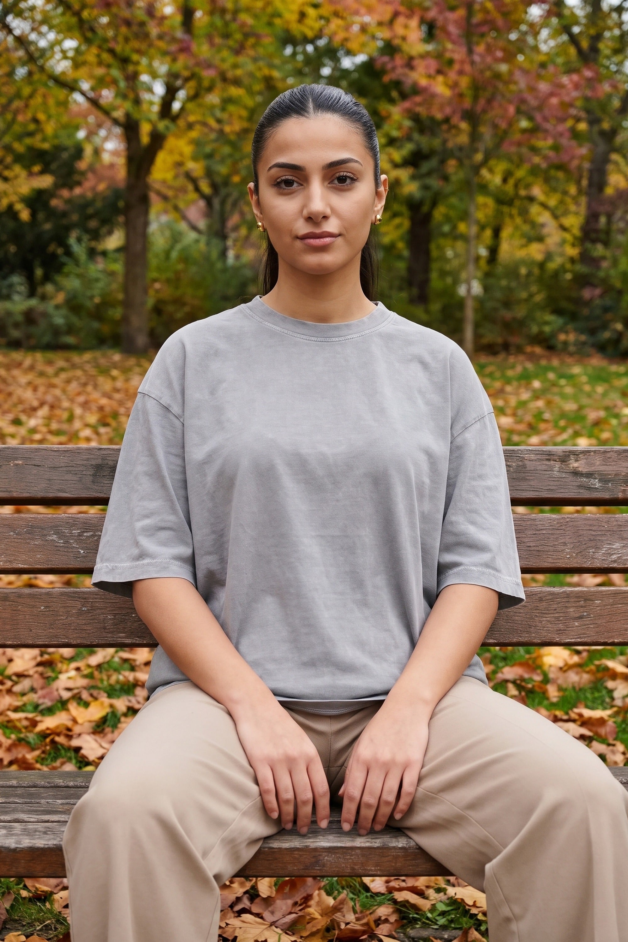Göktürk Kut Washed T-Shirt in Washed Grey – Model-Foto Damen, schlichte Vorderseite