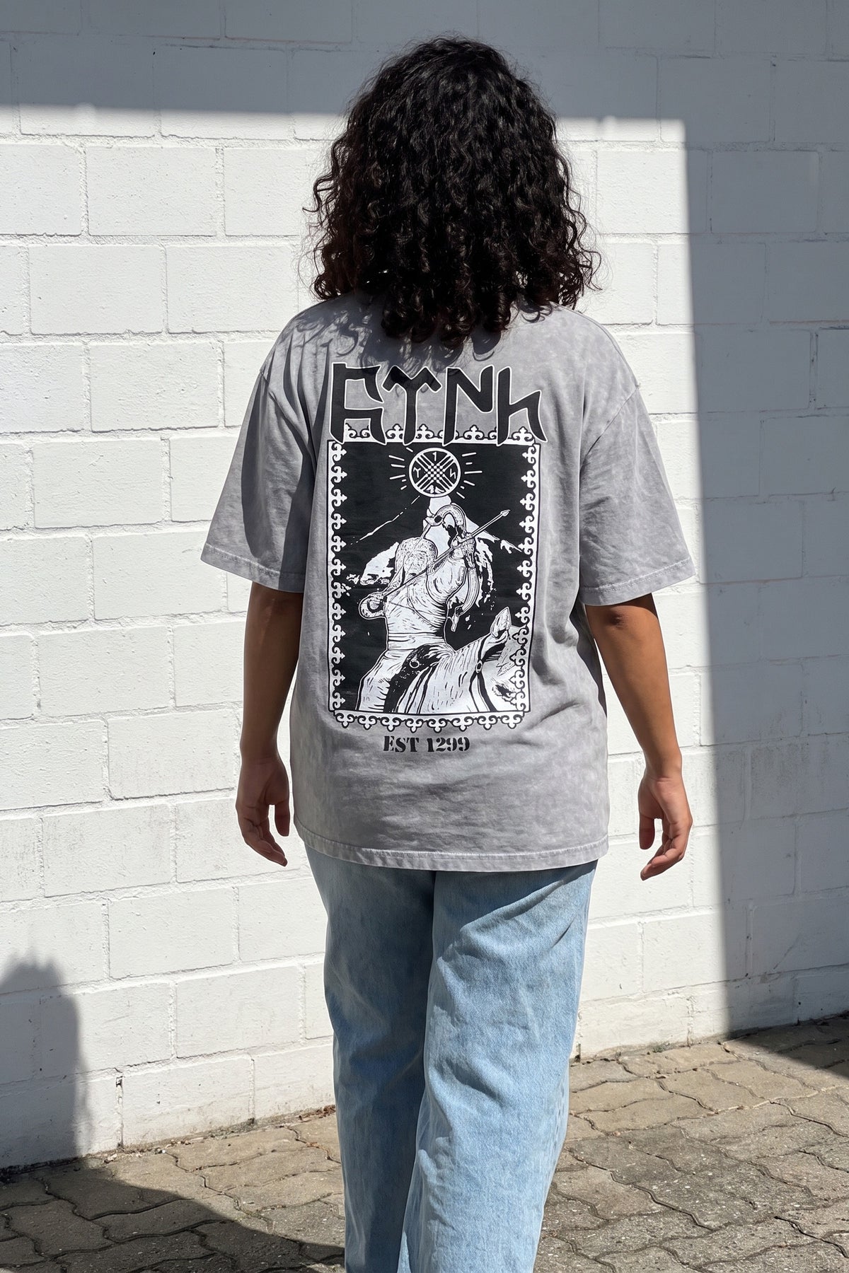 Göktürk Orhun Washed T-Shirt in Washed Grey – Model-Foto Damen, Rückenprint