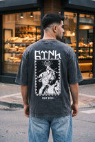 Göktürk Orhun Washed T-Shirt in Washed Black – Model-Foto Herren, Rückenprint