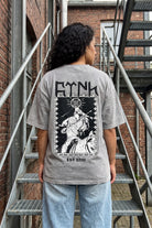 Göktürk Orhun Washed T-Shirt in Washed Grey – Model-Foto Damen, Nahaufnahme Rückenprint