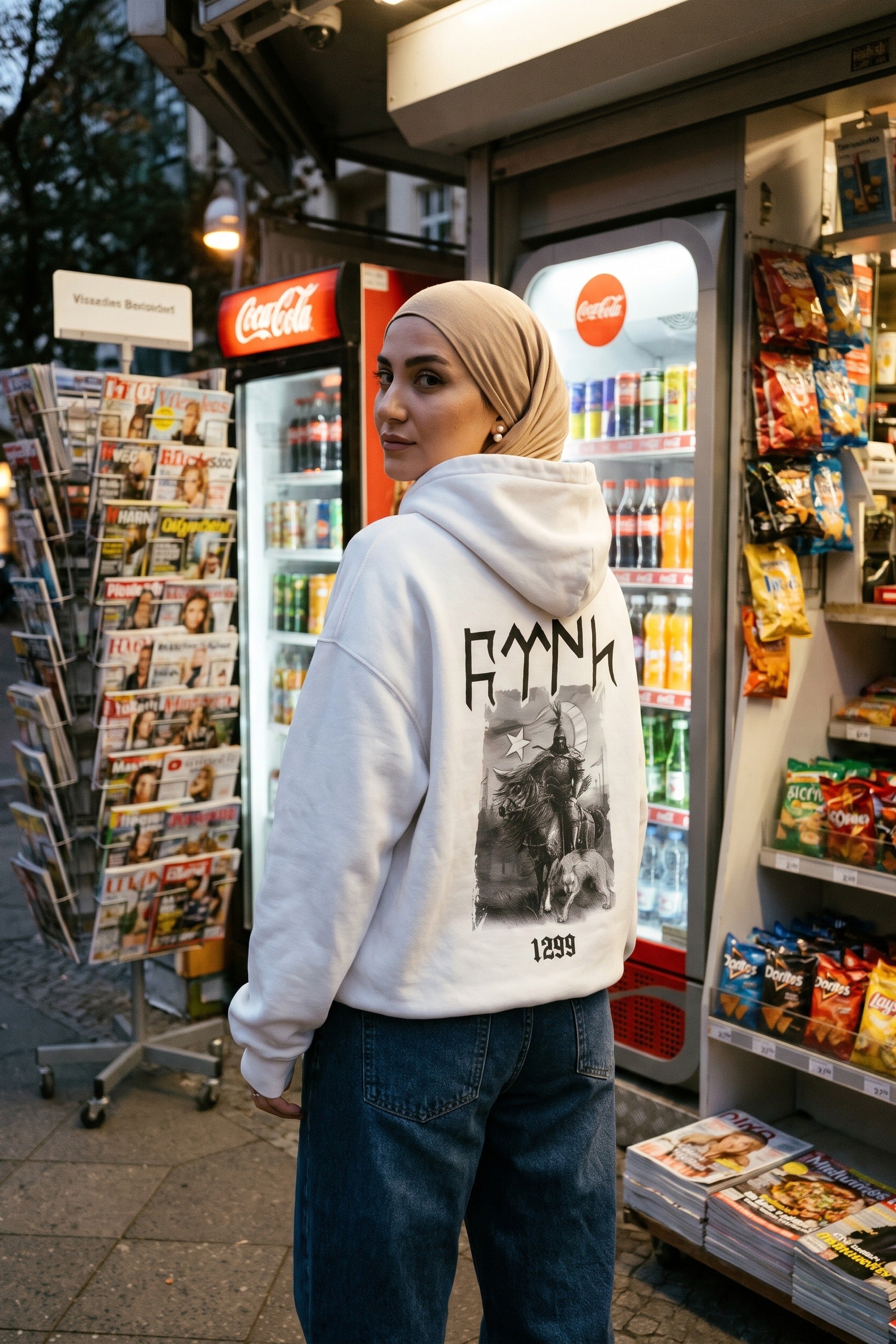 REALSTIL Göktürk Oversized Hoodie White – Model Damen