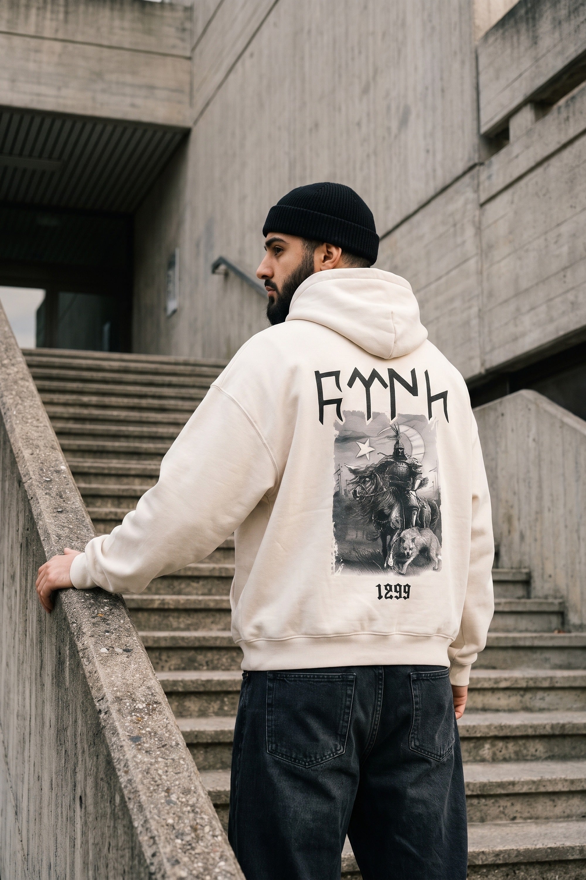 REALSTIL Göktürk Oversized Hoodie White Sand – Model Herren