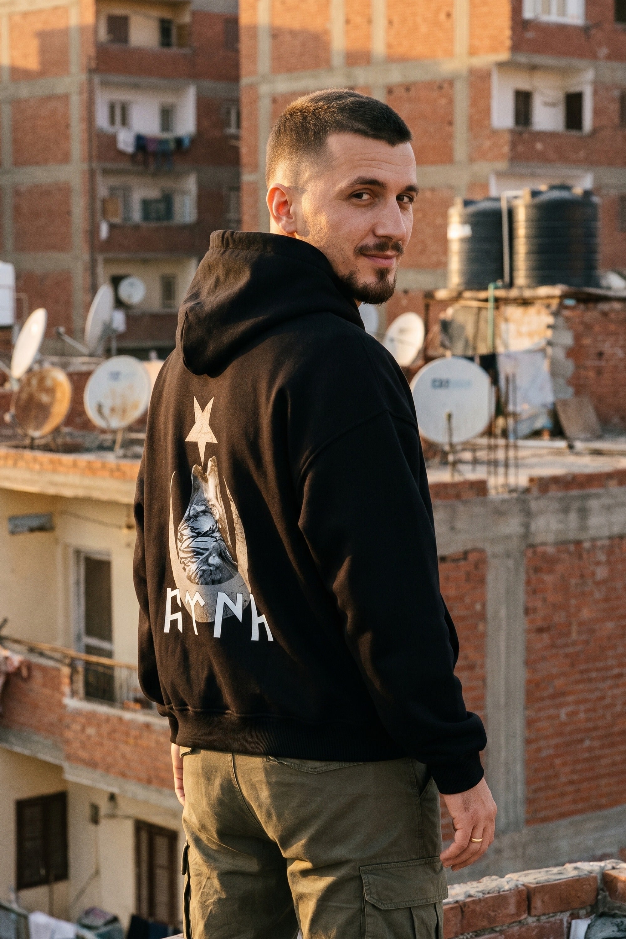 REALSTIL Göktürk Oversized Hoodie Black – Model Herren