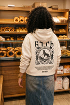 REALSTIL Göktürk Oversized Hoodie White Sand – Model Damen