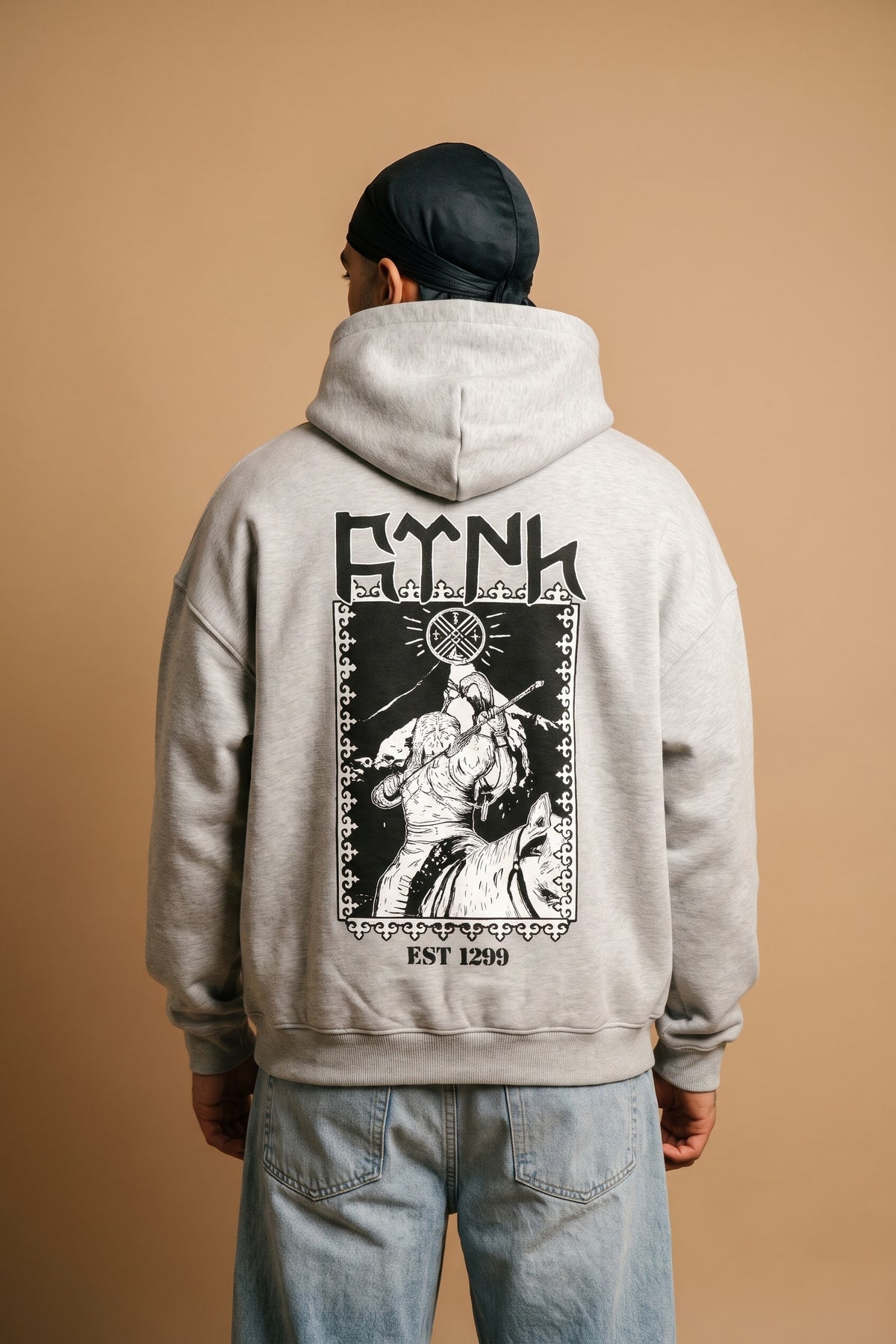 REALSTIL Göktürk Oversized Hoodie Light Asphalt – Model Herren