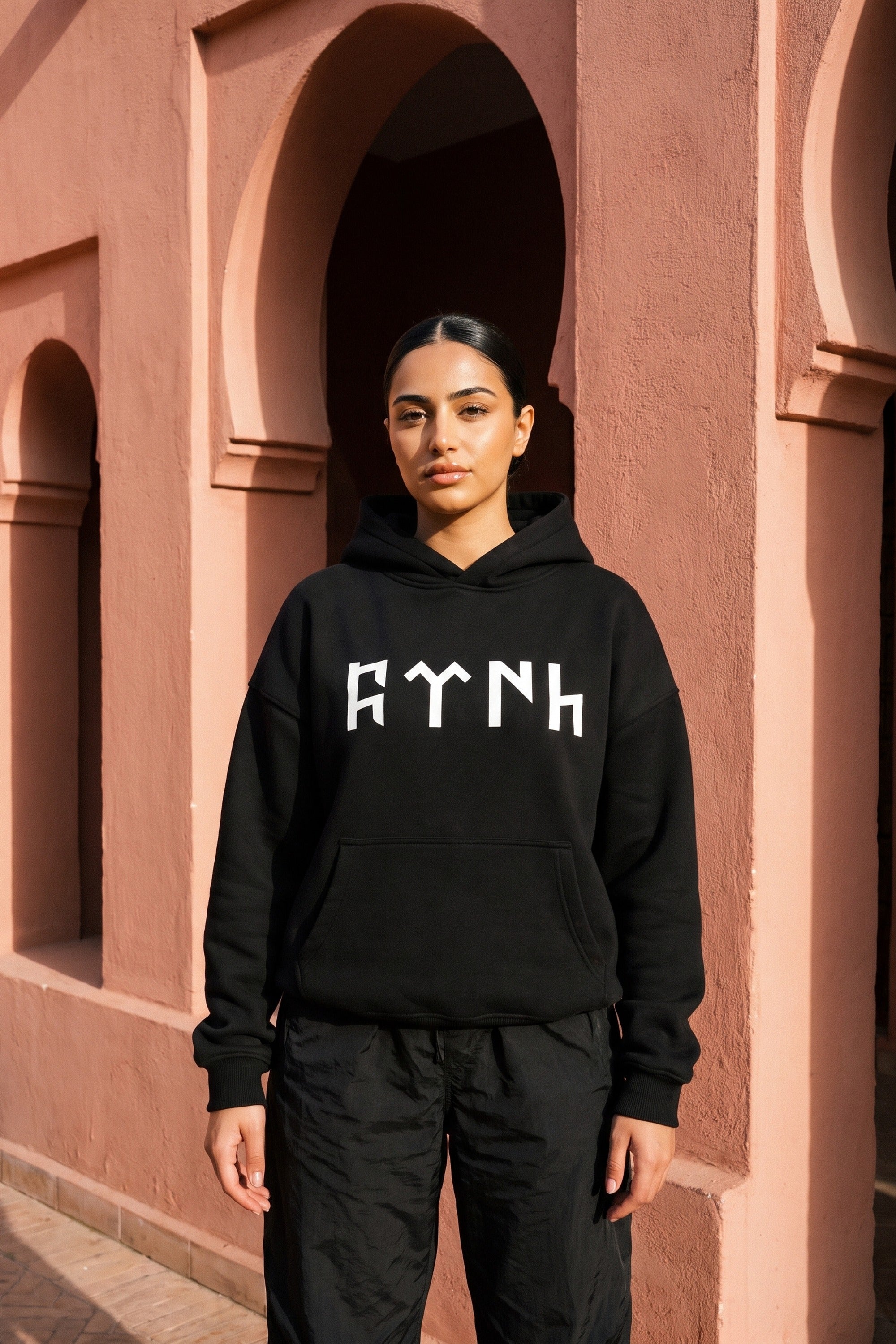 REALSTIL Göktürk Oversized Hoodie Black – Model Damen