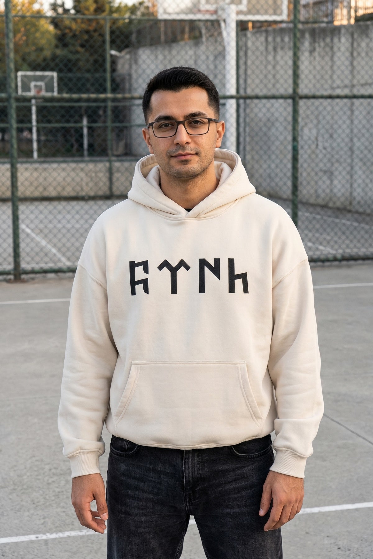 REALSTIL Göktürk Oversized Hoodie White Sand – Model Herren