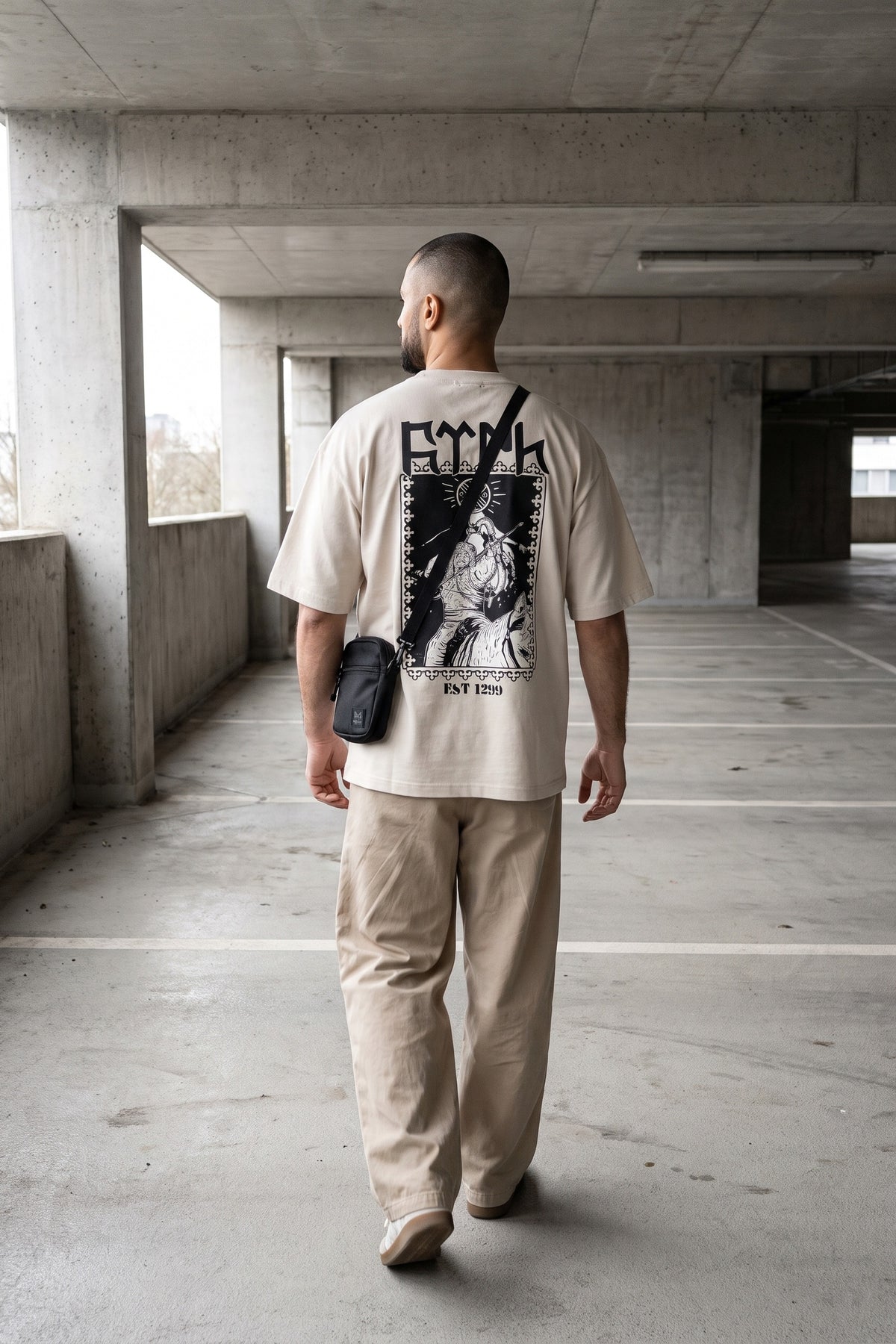 REALSTIL Göktürk Oversized T-Shirt Sand – Model Herren