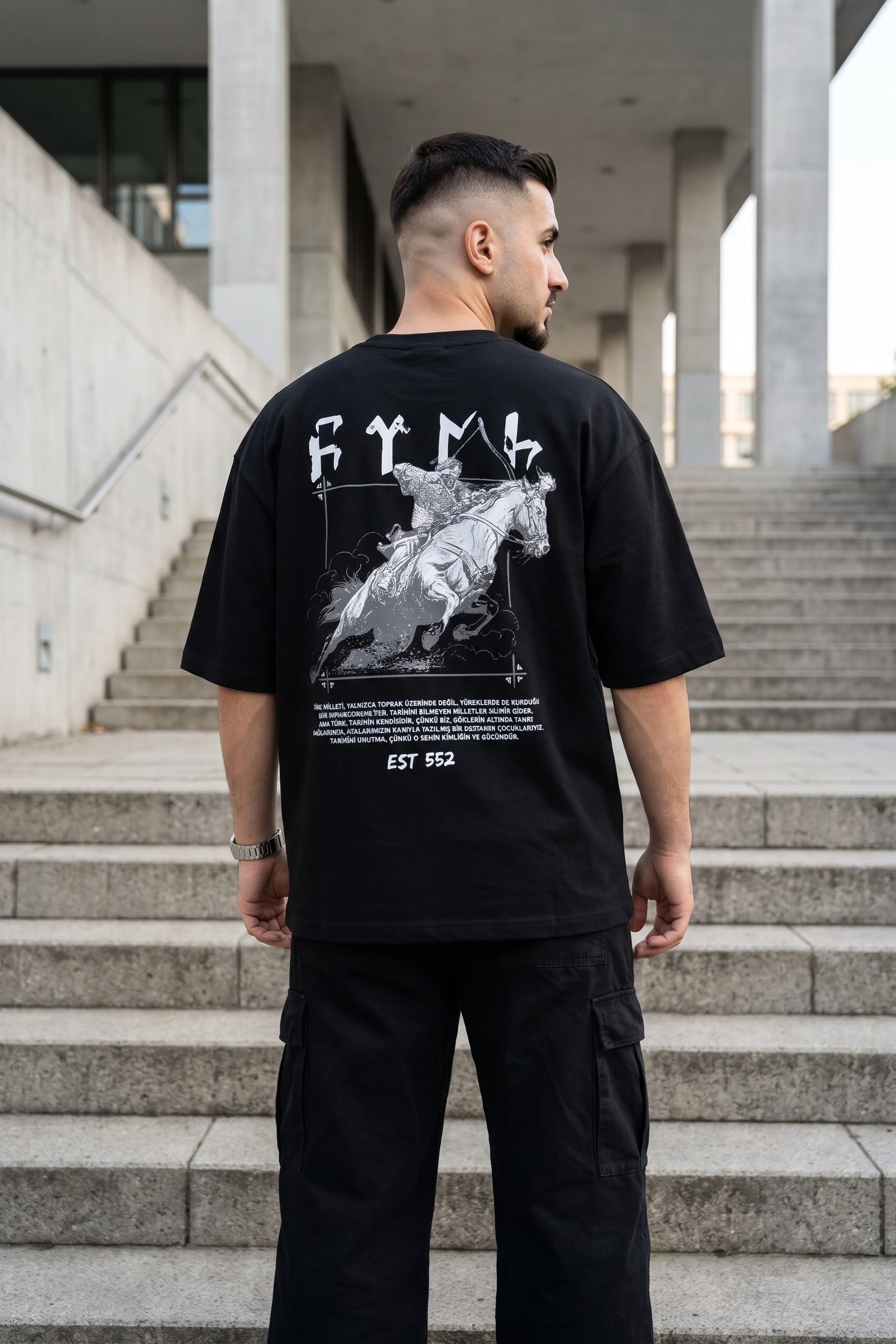 REALSTIL Göktürk Oversized T-Shirt Black – Model Herren