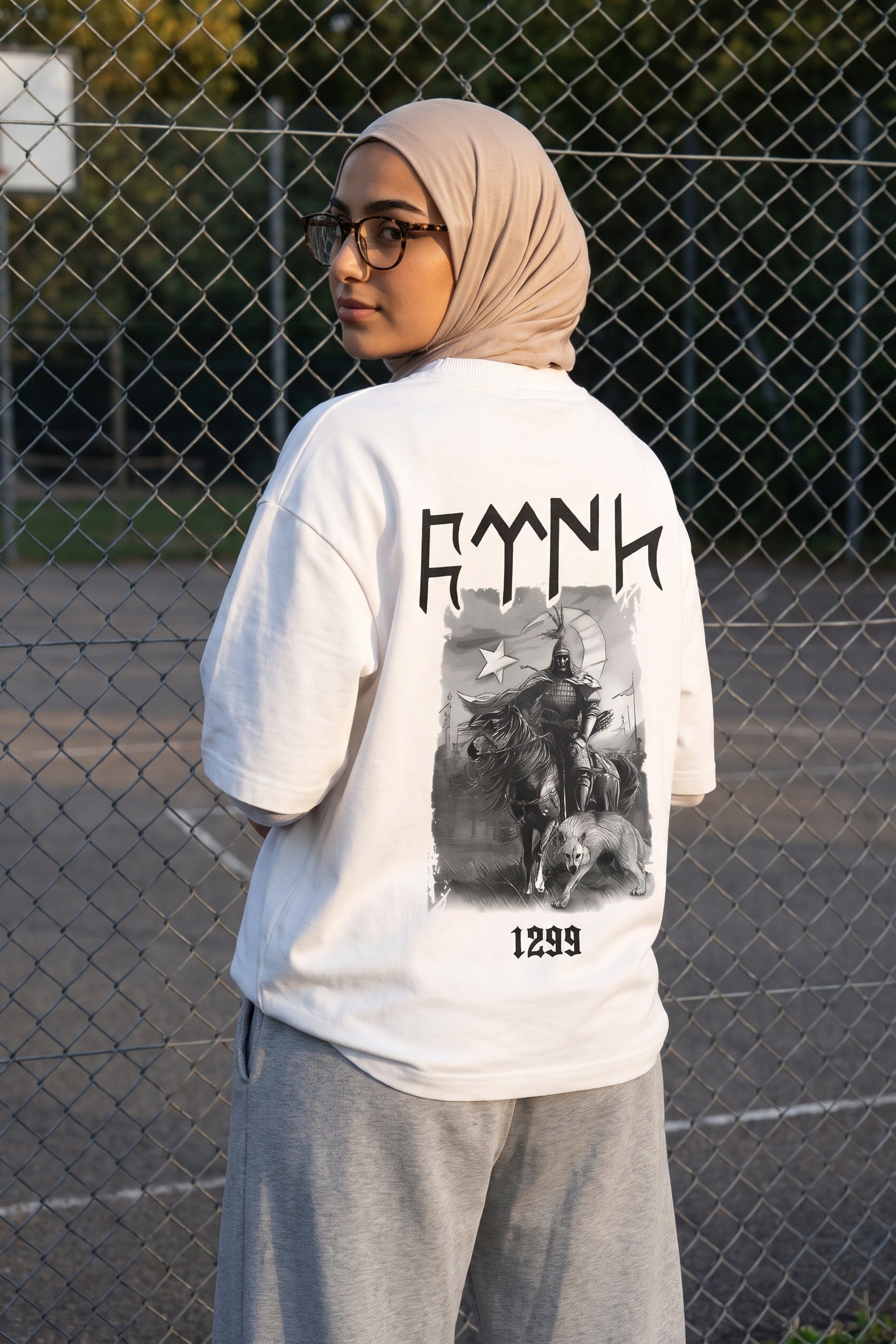REALSTIL Göktürk Oversized T-Shirt White – Model Damen