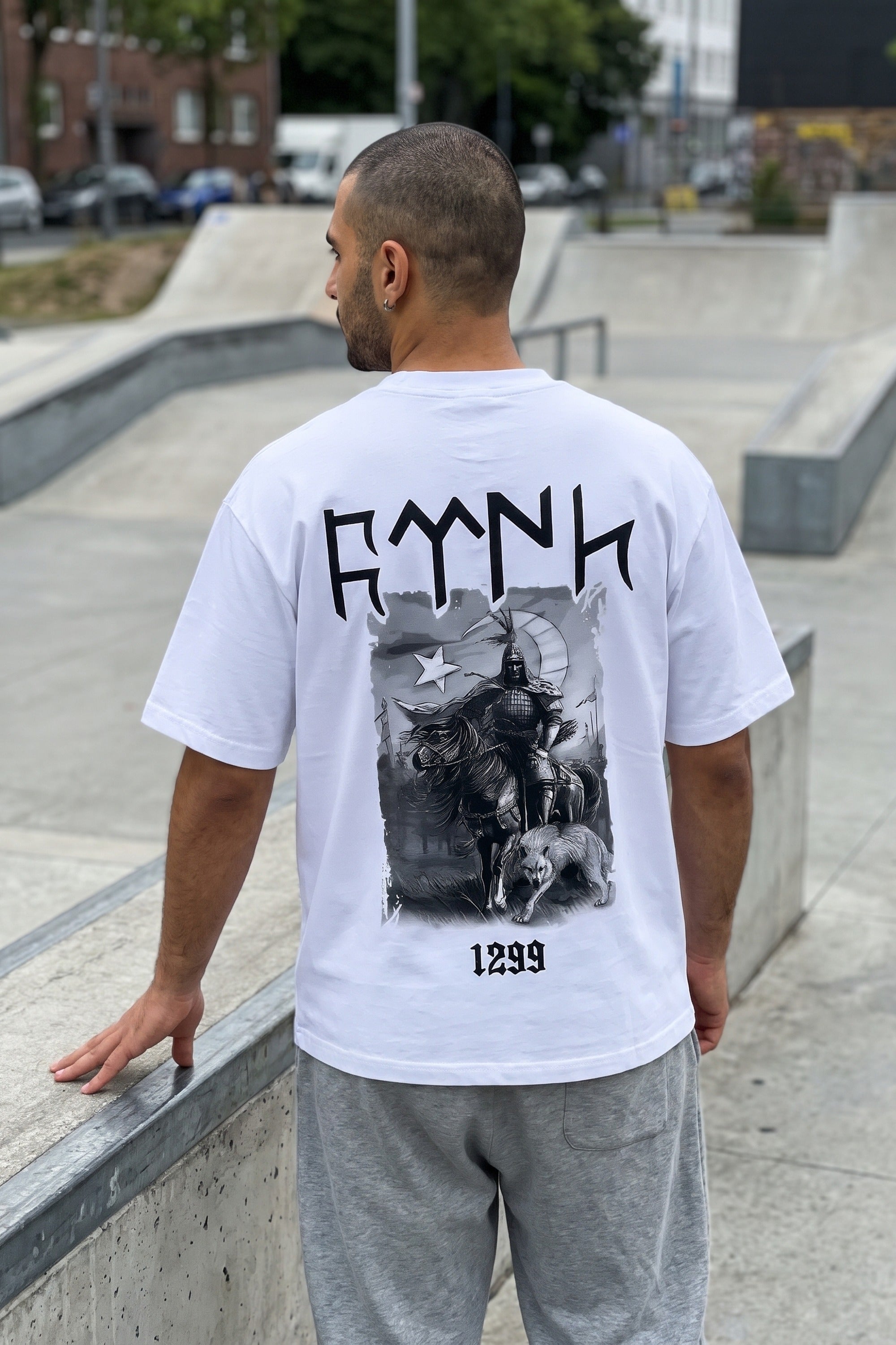 REALSTIL Göktürk Oversized T-Shirt White – Model Herren