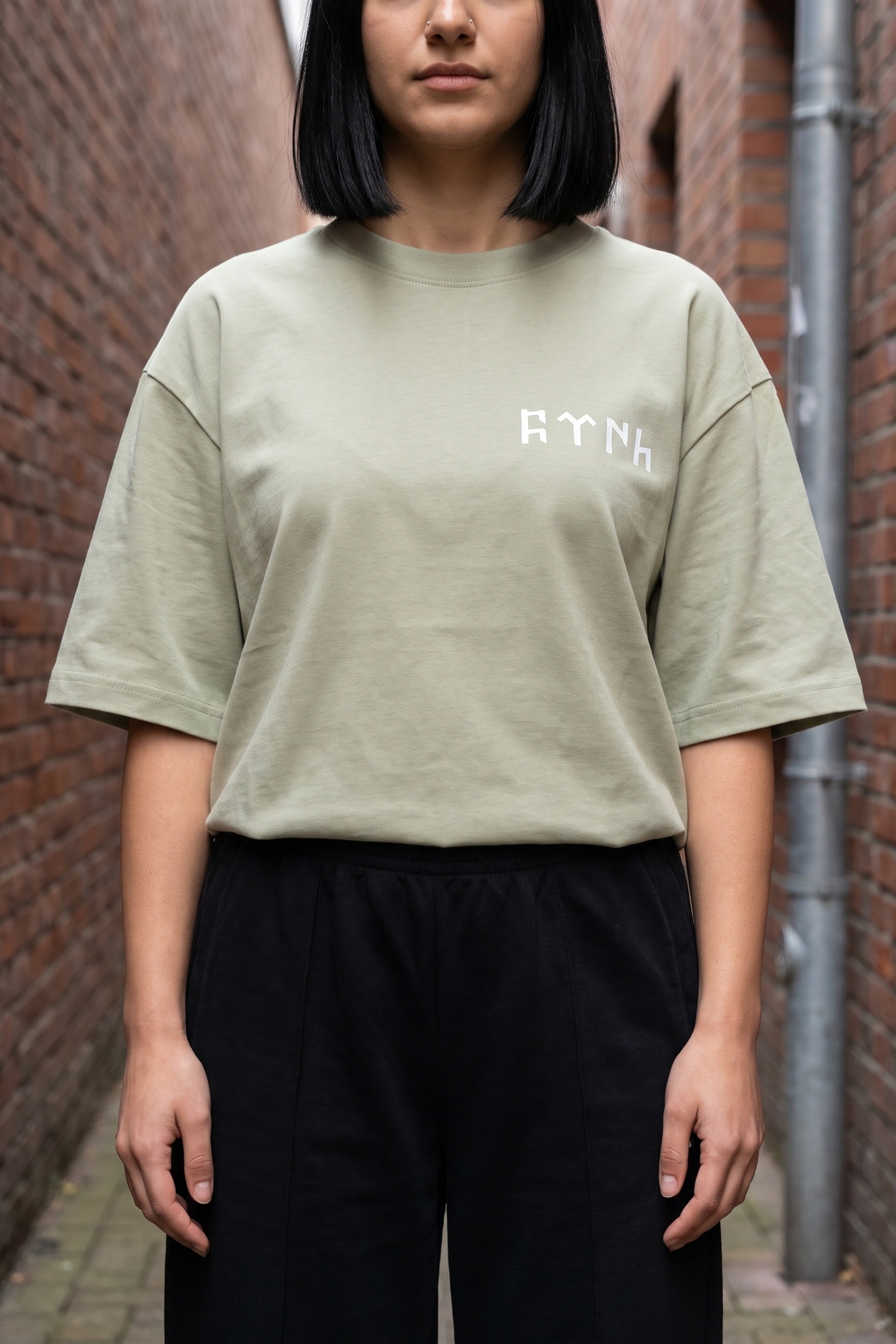 REALSTIL Göktürk Oversized T-Shirt Soft Salvia – Model Damen