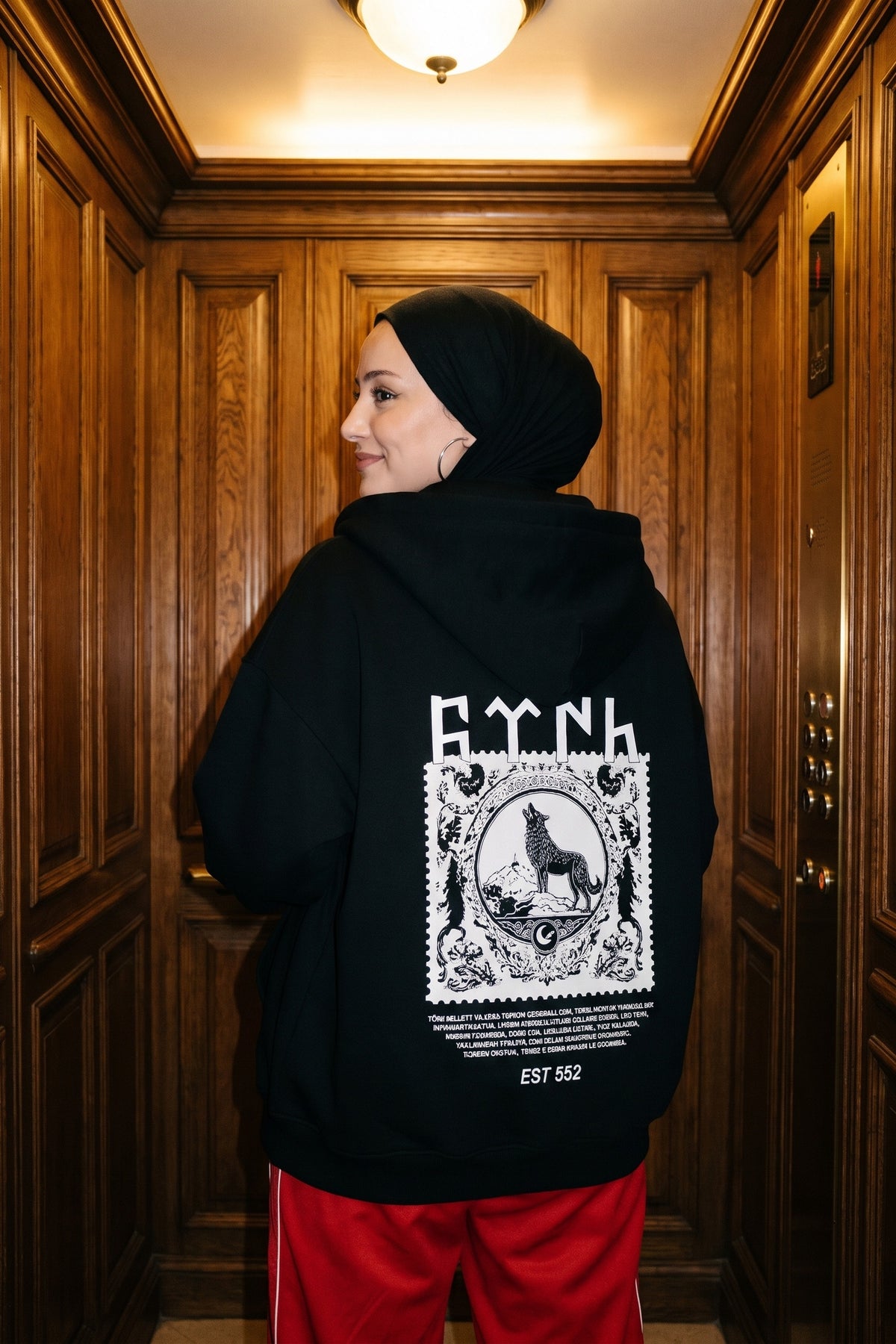 REALSTIL Göktürk Oversized Zipper Hoodie Black – Model Damen