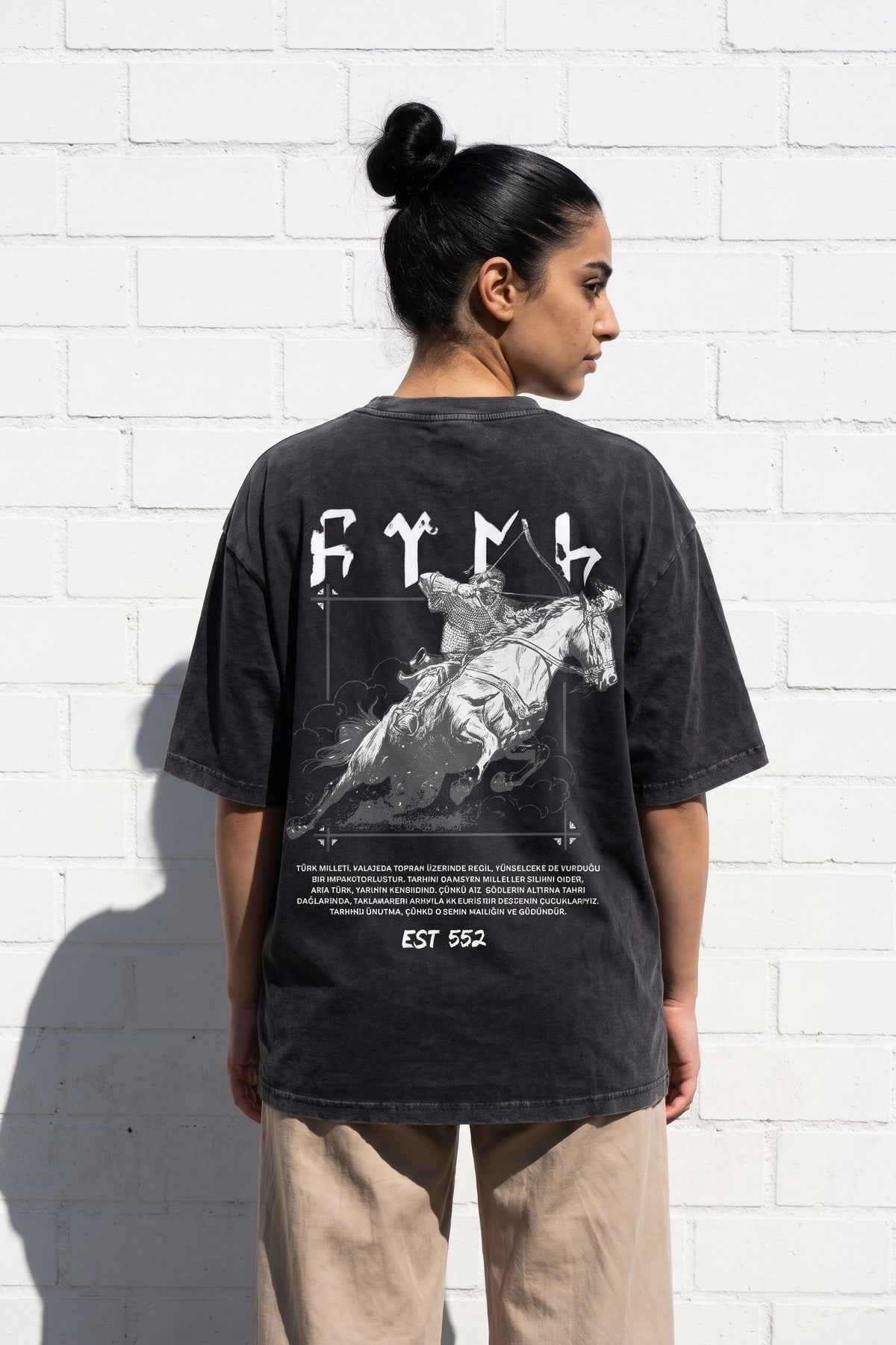 Göktürk Töre Washed T-Shirt in Washed Black – Model-Foto Damen, Rückenprint