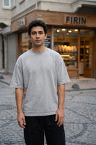 Göktürk Töre Washed T-Shirt in Washed Grey – Model-Foto Herren, schlichte Vorderseite