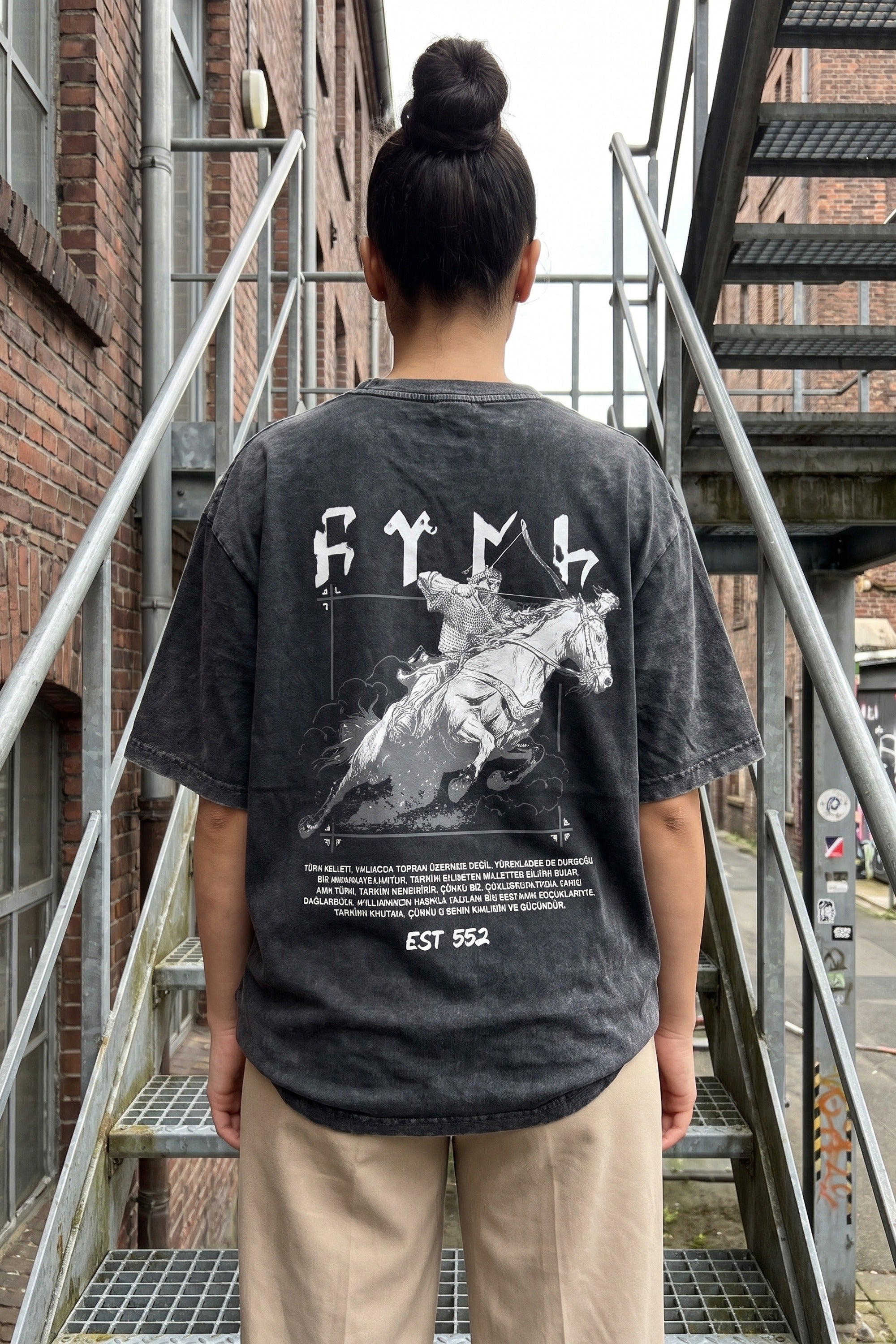 Göktürk Töre Washed T-Shirt in Washed Black – Model-Foto Damen, Nahaufnahme Rückenprint