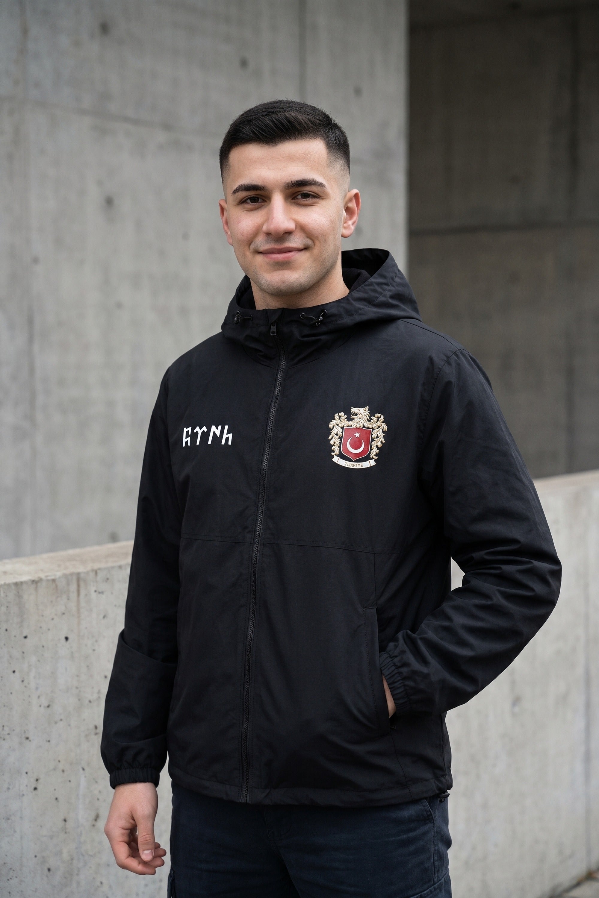 Göktürk Windbreaker in Schwarz – Model-Foto Herren