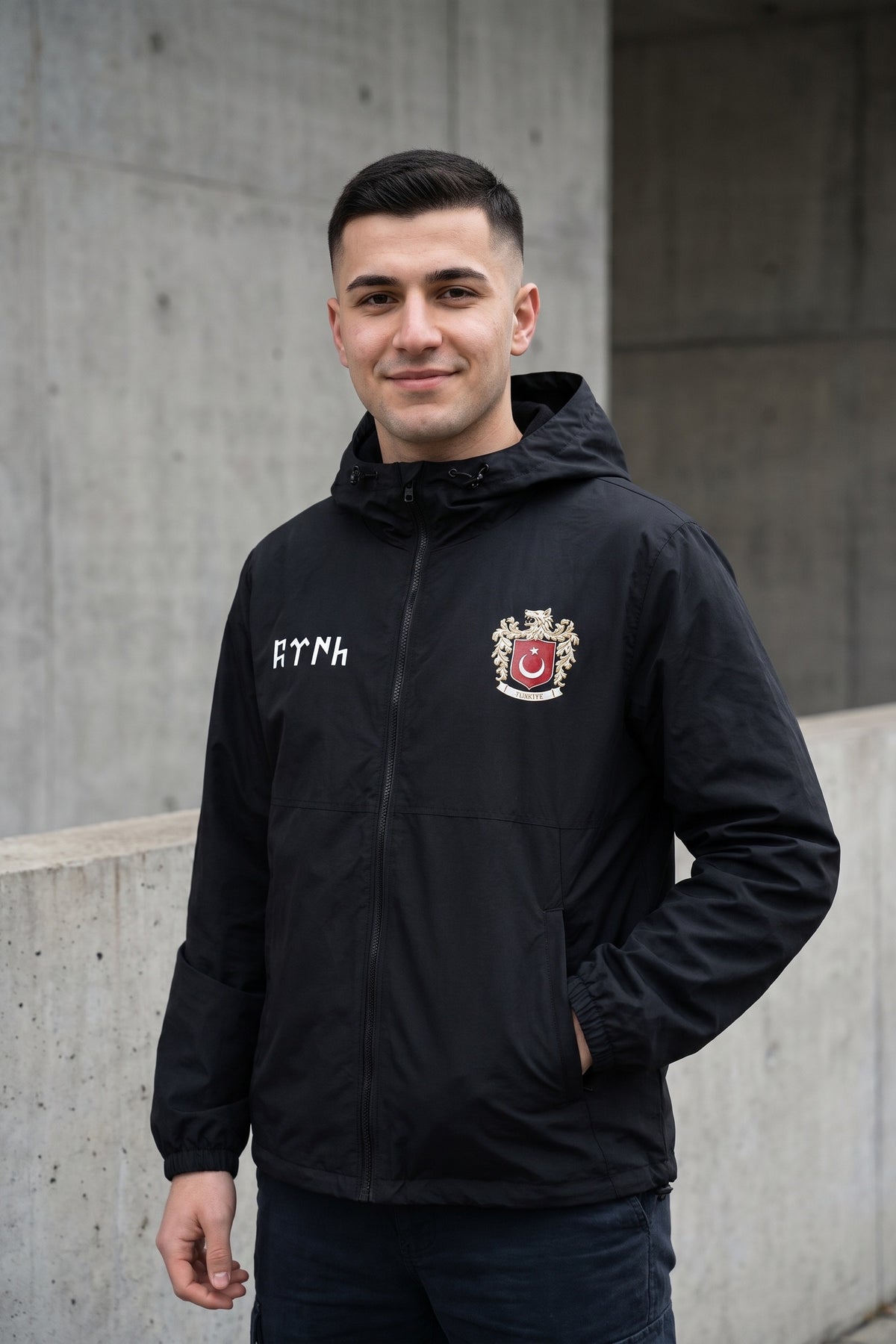 Göktürk Windbreaker in Schwarz – Model-Foto Herren
