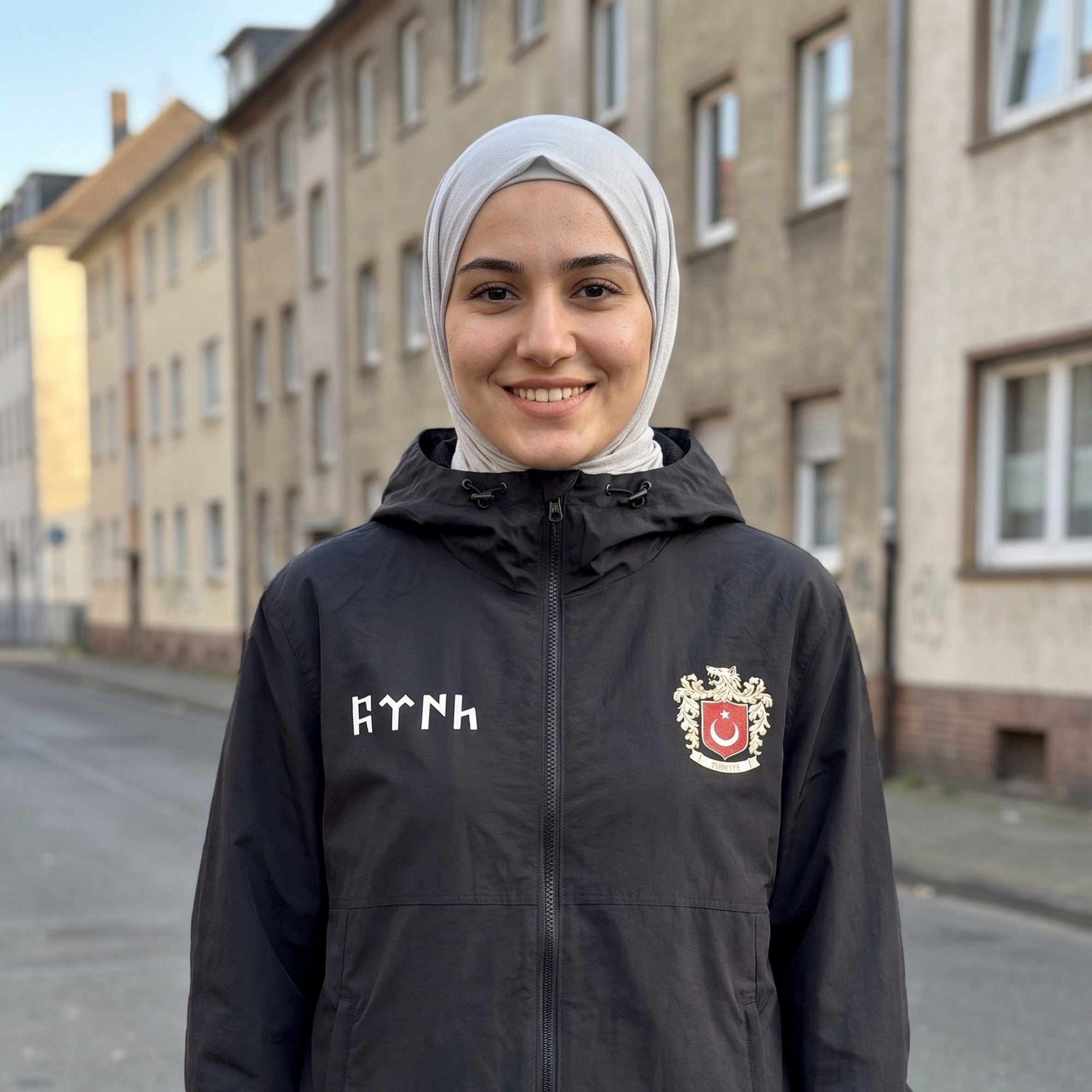 Göktürk Windbreaker in Schwarz – Model-Foto Damen mit Hijab