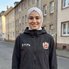Göktürk Windbreaker in Schwarz – Model-Foto Damen mit Hijab