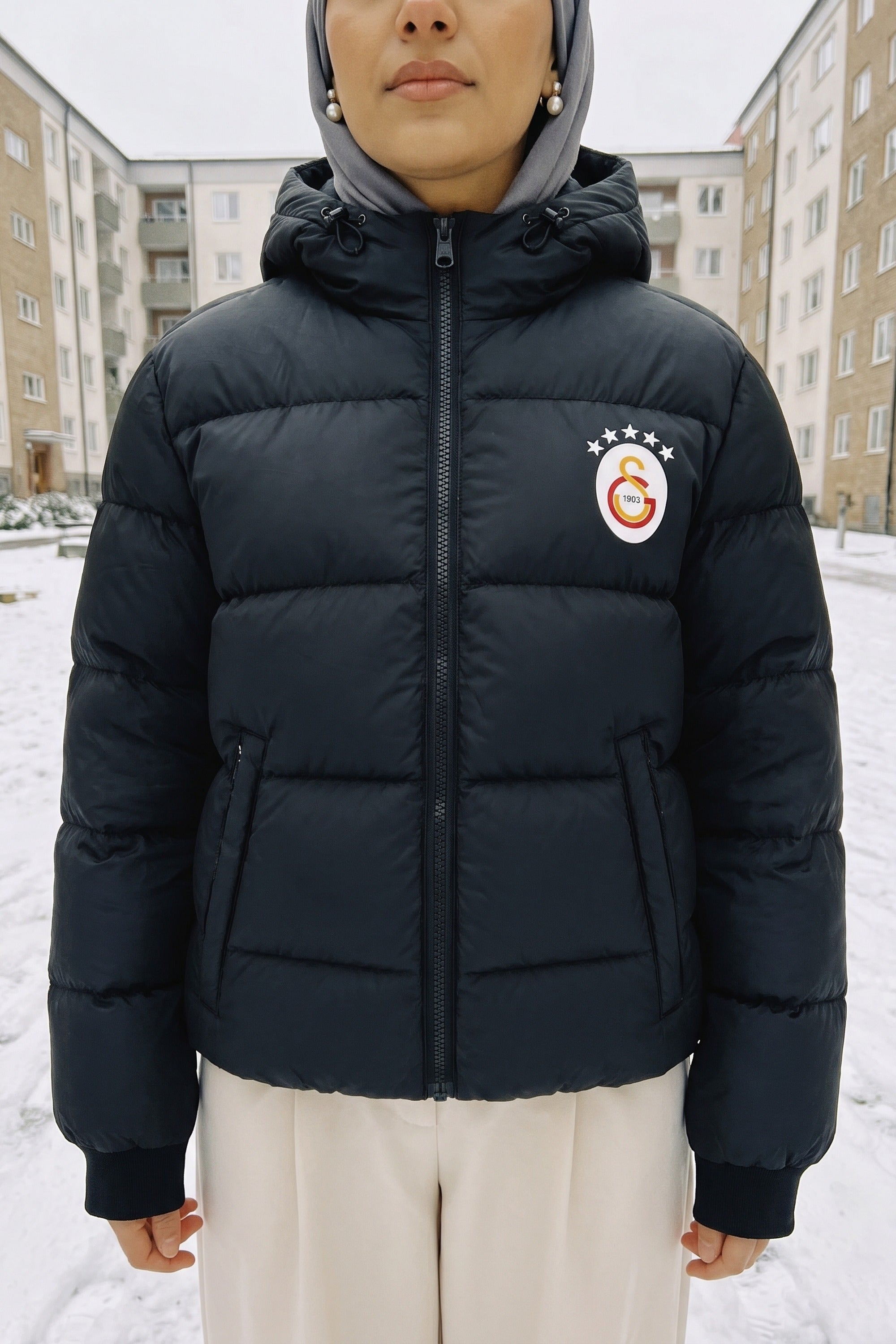 Galatasaray Steppjacke – Aslan in Schwarz – Model-Foto Damen mit Hijab