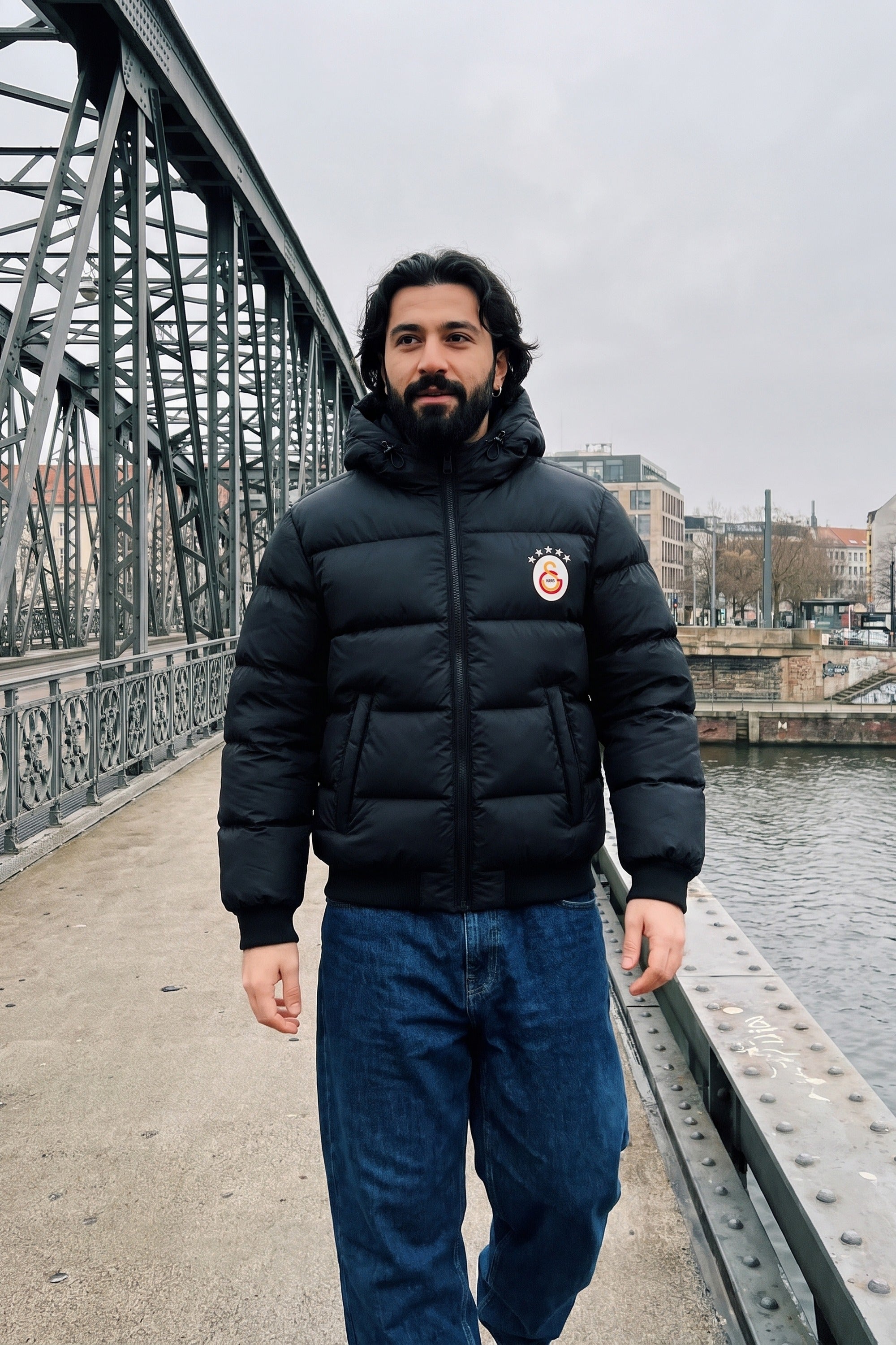 Galatasaray Steppjacke – Aslan in Schwarz – Model-Foto Herren