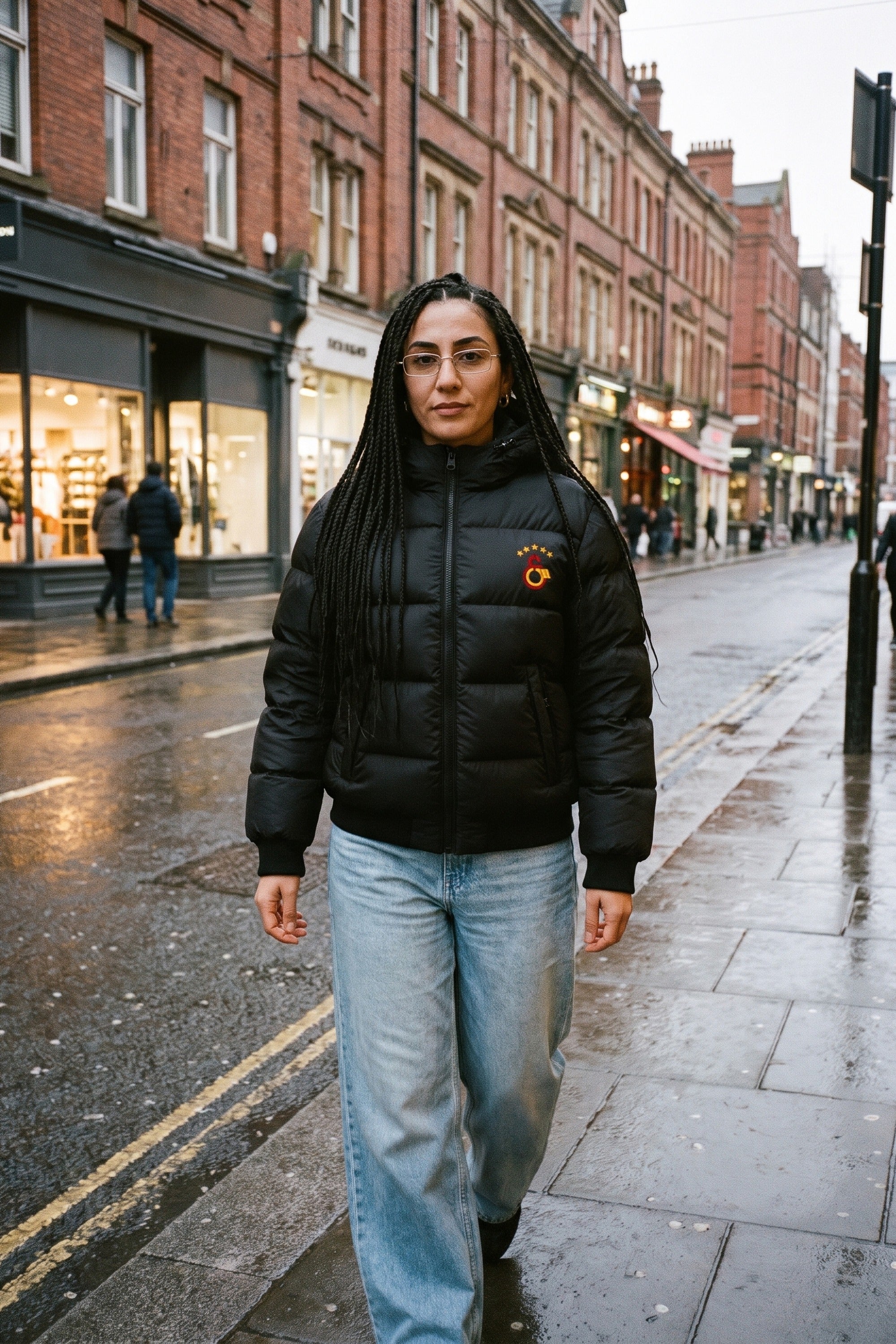 Galatasaray Steppjacke – Cimbom in Schwarz – Model-Foto Damen