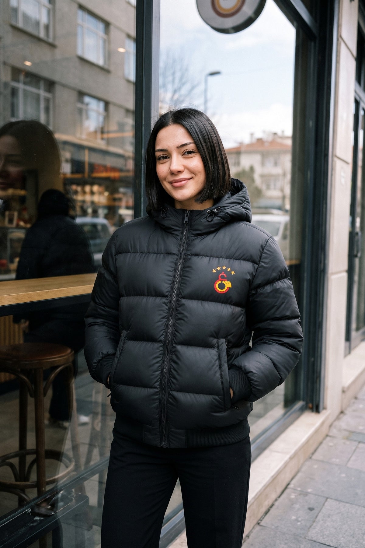 Galatasaray Steppjacke – Cimbom in Schwarz – Model-Foto Damen