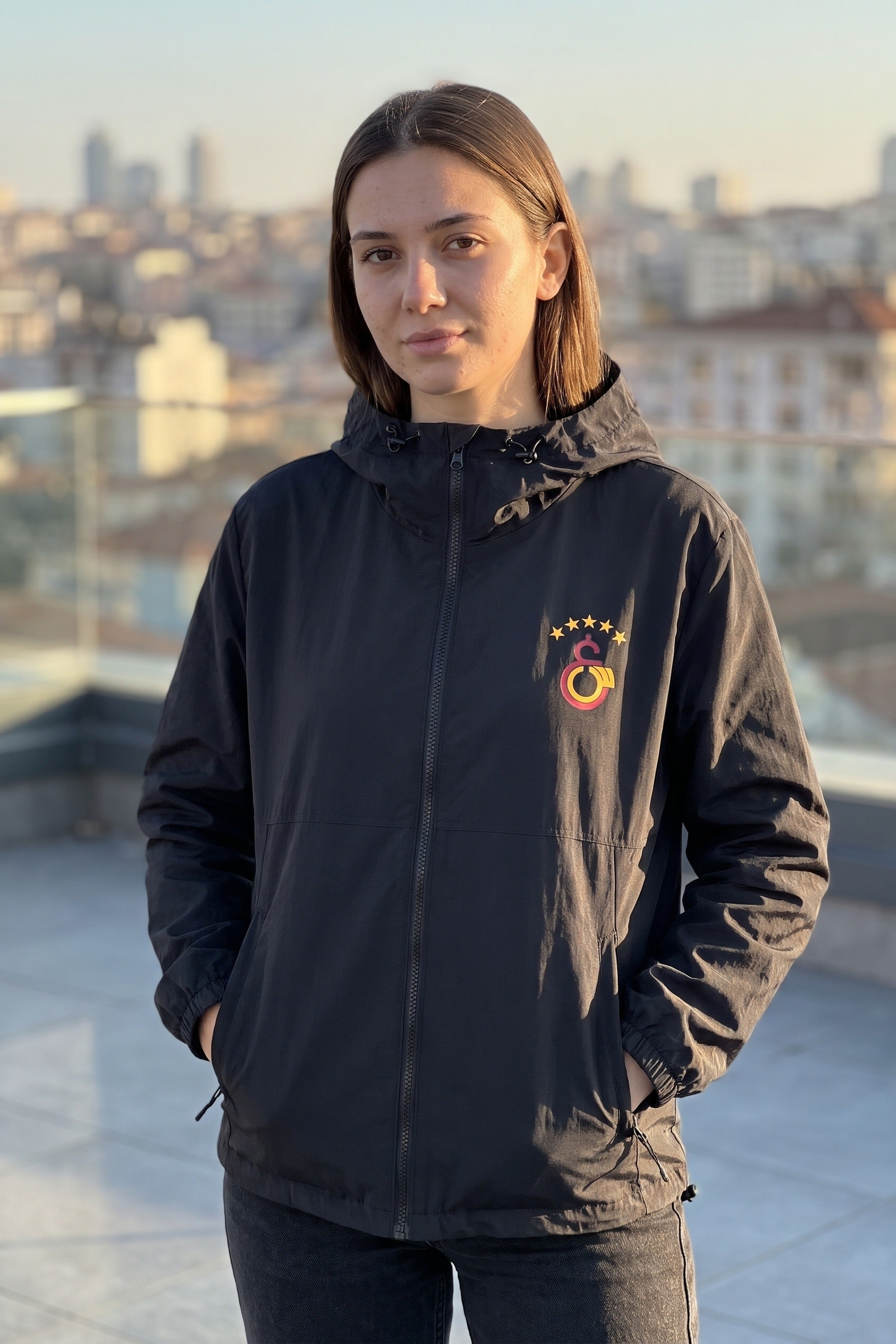Galatasaray Windbreaker Monogramm in Schwarz – Model-Foto Damen
