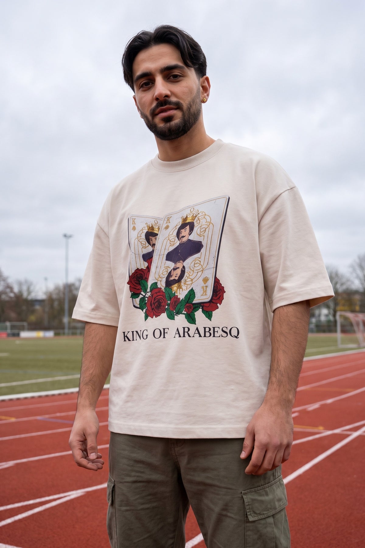 REALSTIL Gürses Oversized T-Shirt Sand – Model Herren