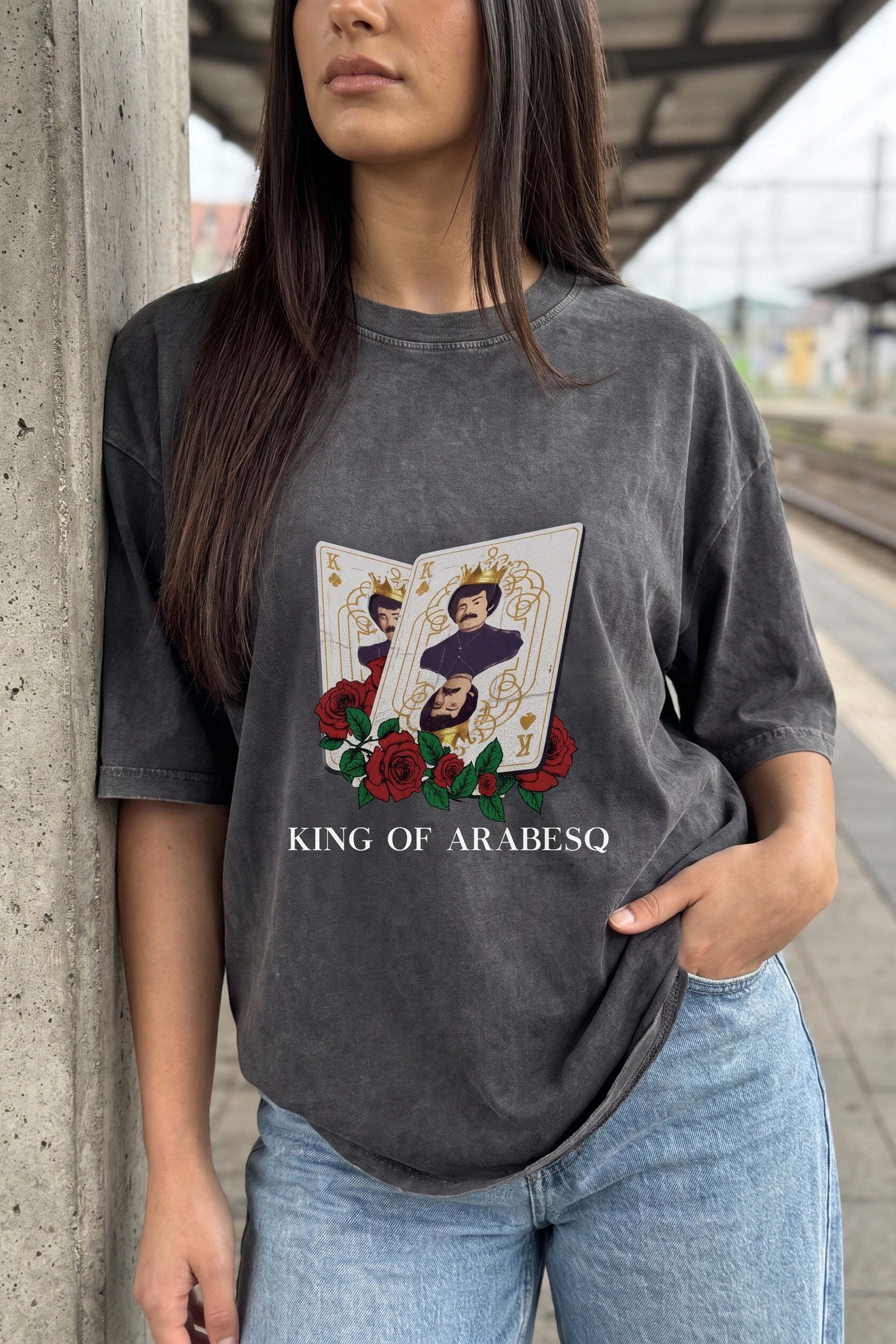 Gürses Washed T-Shirt in Washed Black – Model-Foto Damen, Nahaufnahme Frontprint
